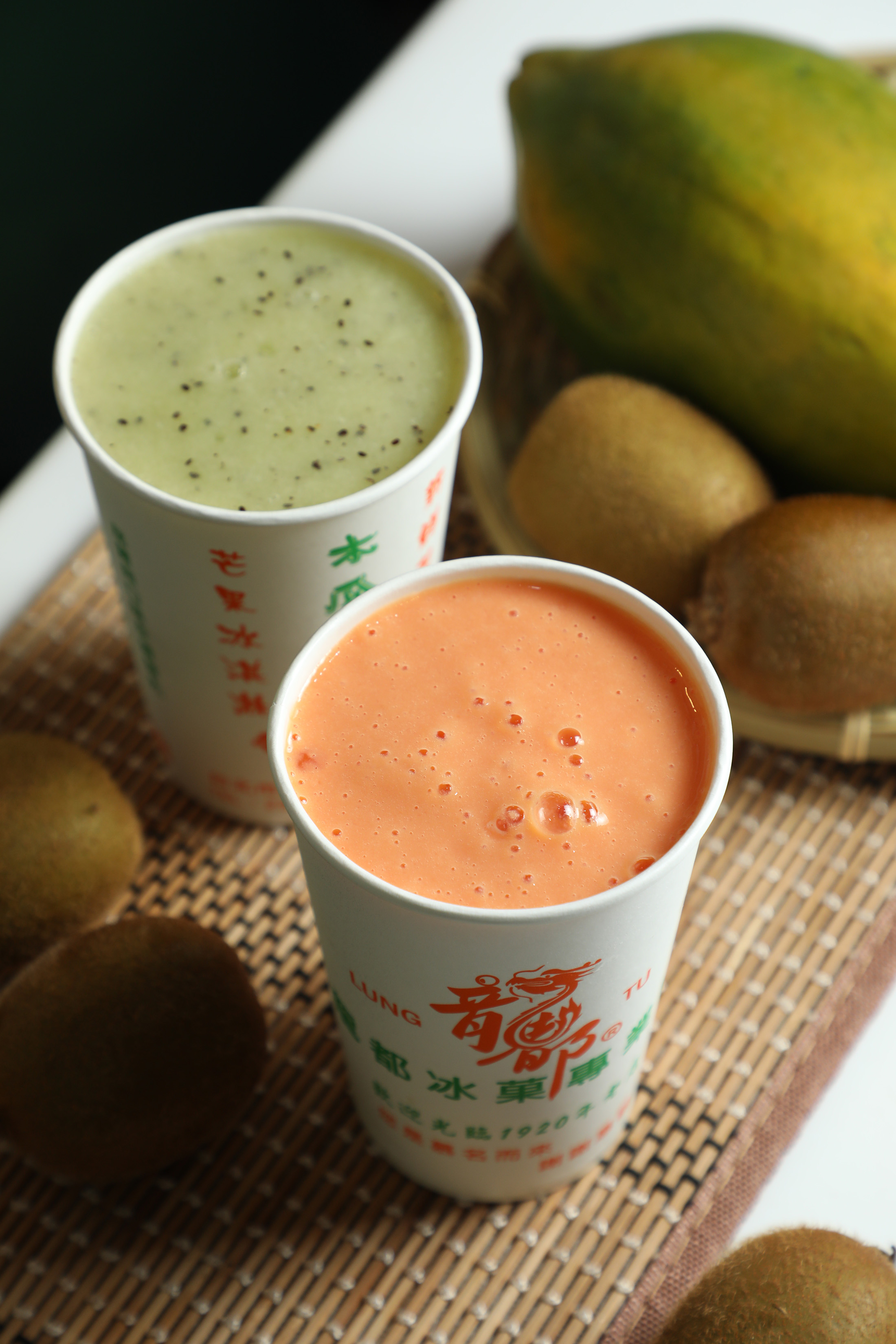 除了冰品，現打「木瓜牛奶」（下）與「奇異果汁」（上）同樣深受歡迎，以水果原味帶來夏日清爽感。（皆90元／杯）
