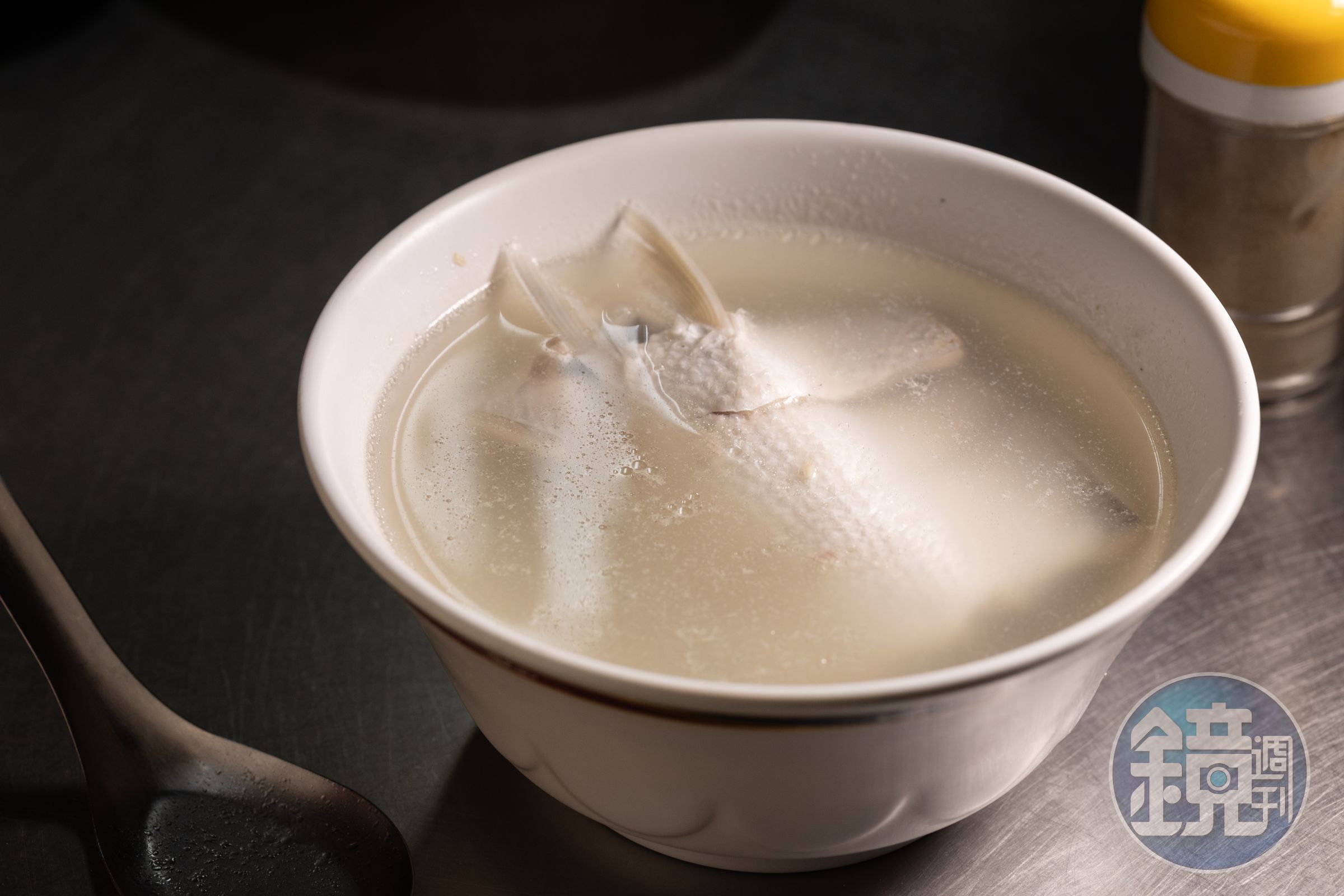 我很推薦他的「虱目魚肚湯」,湯很清,魚肚處理的很乾淨。(120元/份)
