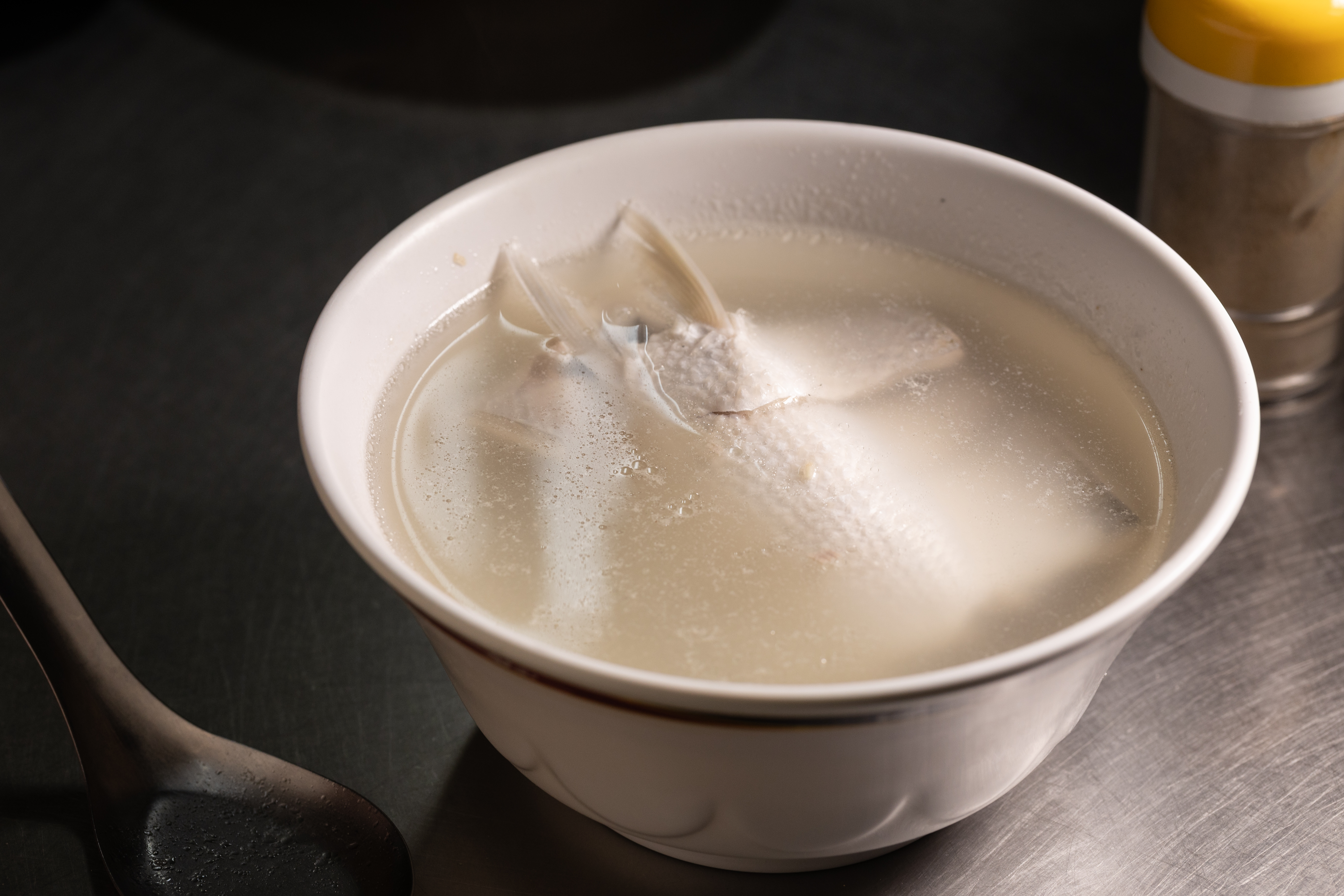 我很推薦他的「虱目魚肚湯」,湯很清,魚肚處理的很乾淨。(120元/份)