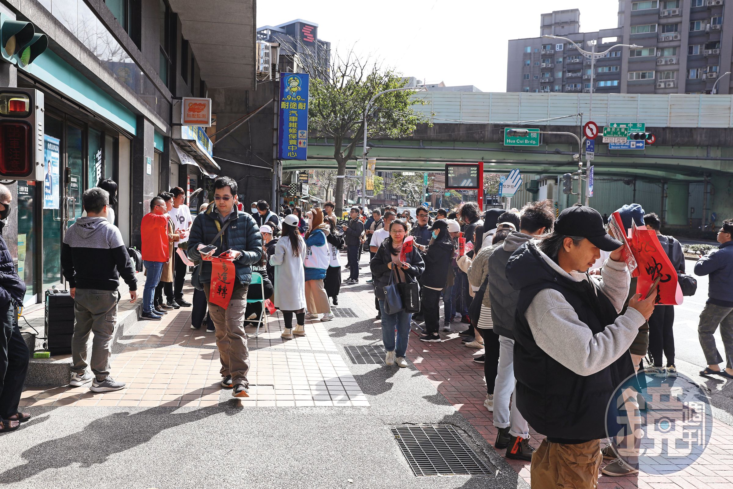 代理民眾黨主席的黃國昌，年前也應景舉辦揮毫活動，民眾黨支持者熱情排隊索取。