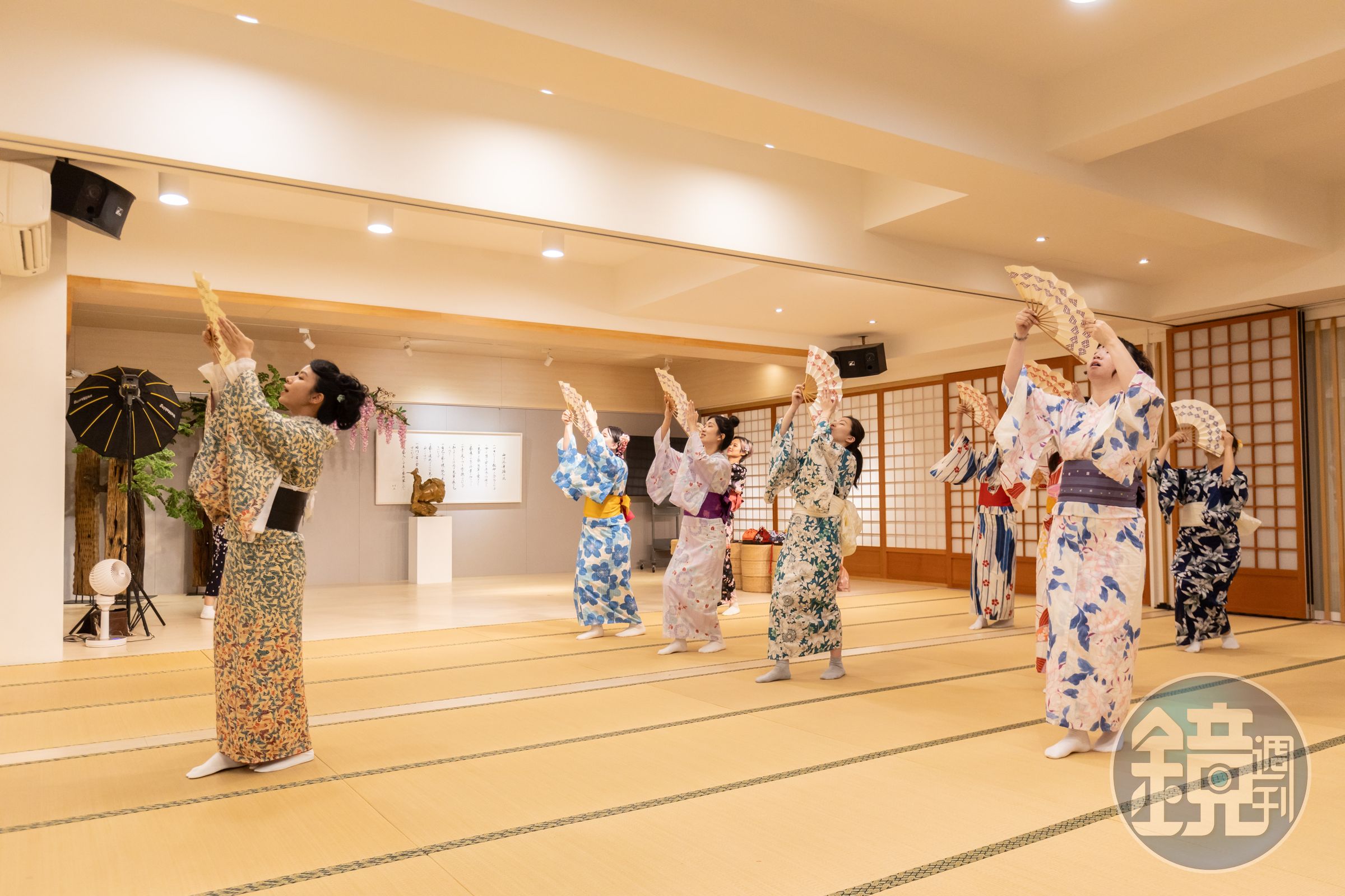 位在台中的「西川淑敏舞踊知家」擁有近200坪的現代和室空間,設有光廊、花草樹影與榻榻米教室,明亮通透且寬敞舒適。