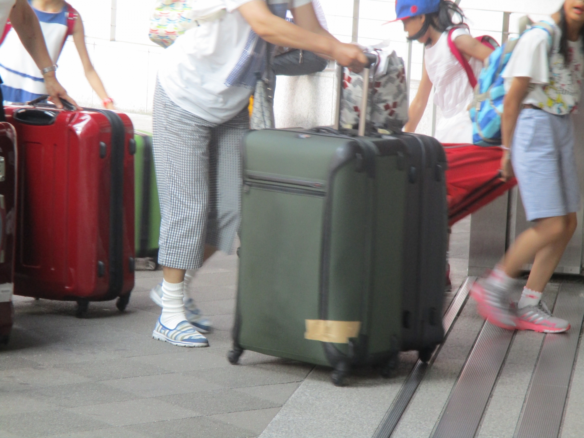 行李箱被摔壞別自認倒楣　她靠1招向航空公司要到28吋全新箱 