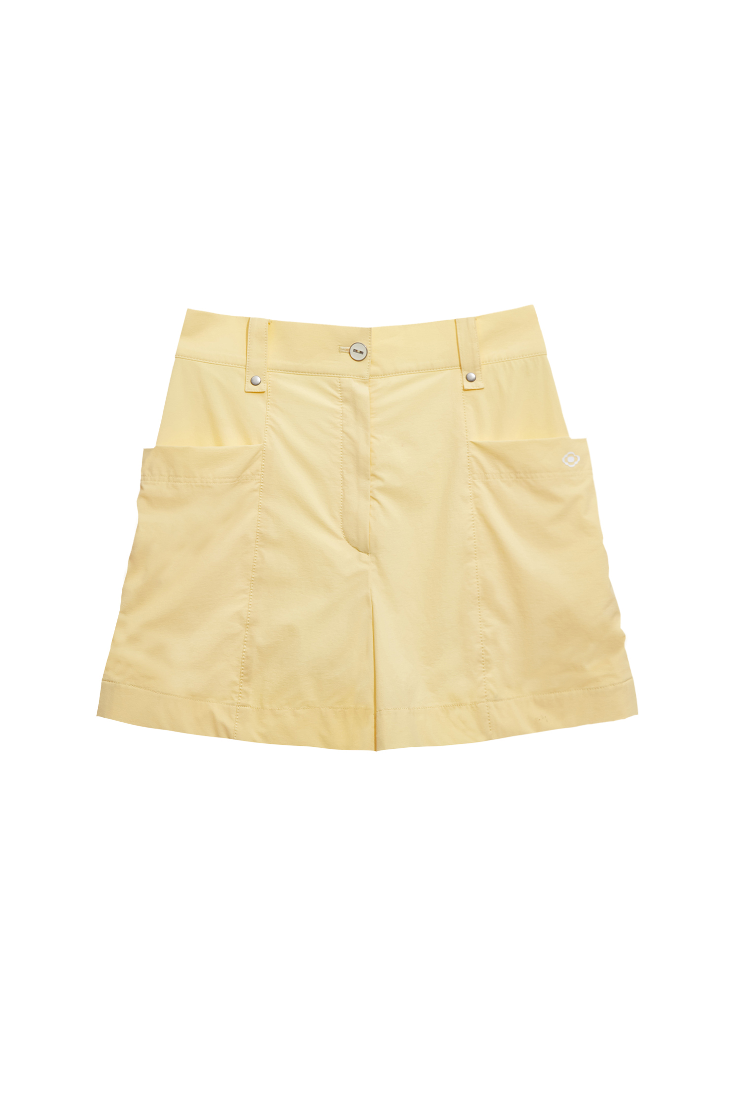 減齡感十足的奶油布丁色短褲,自帶可愛濾鏡。NT$1,980(COZY PUNCH提供)
