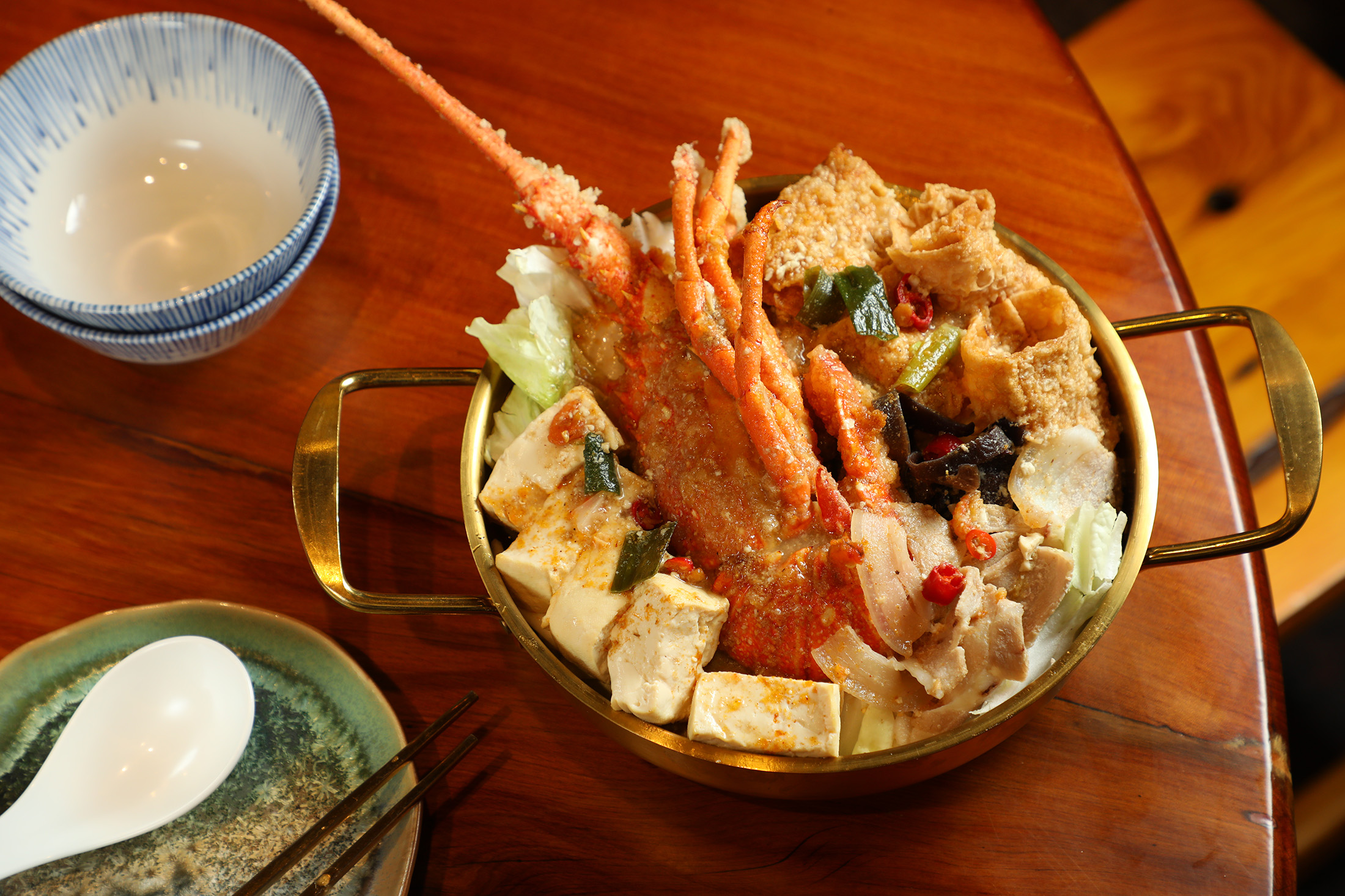 在美食展熱銷完售的「龍蝦鍋」，這次透過超商通路預訂當年菜，一口氣品嘗海陸雙重滋味。（1,199元／組、約3～4人份）