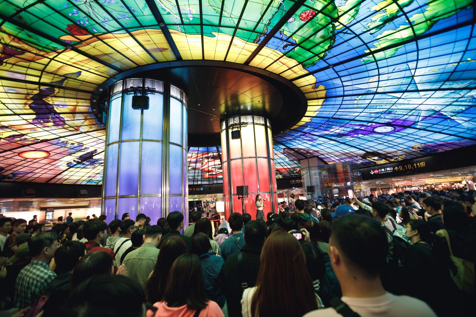 丁噹在高雄捷運站唱歌，歌迷擠翻啦。（相信音樂提供）