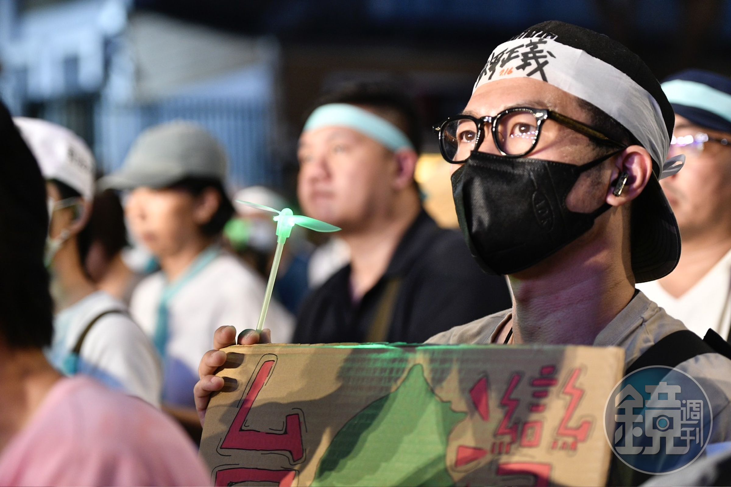 民眾黨集結小草,怒喊「程序要正義 司法要公平」。