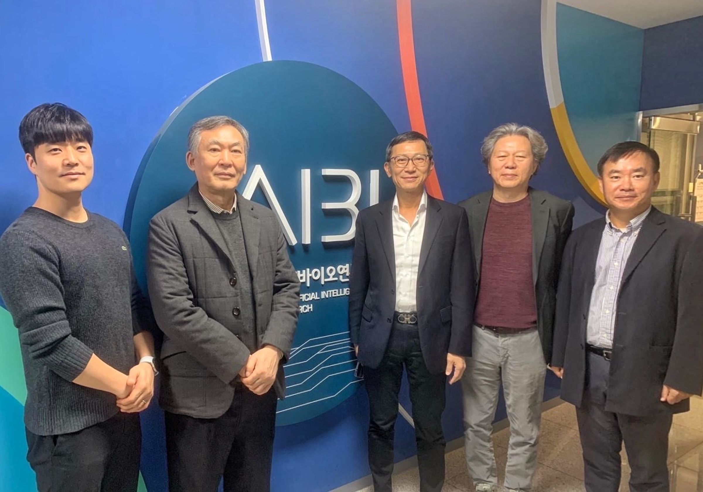 訊聯細胞智藥董事長蔡政憲博士(中)與韓國Metapore執行長Young Jeong(右一)共同宣布雙方將結盟,一起瞄準頗具潛力的醫學美容市場。(訊聯提供)