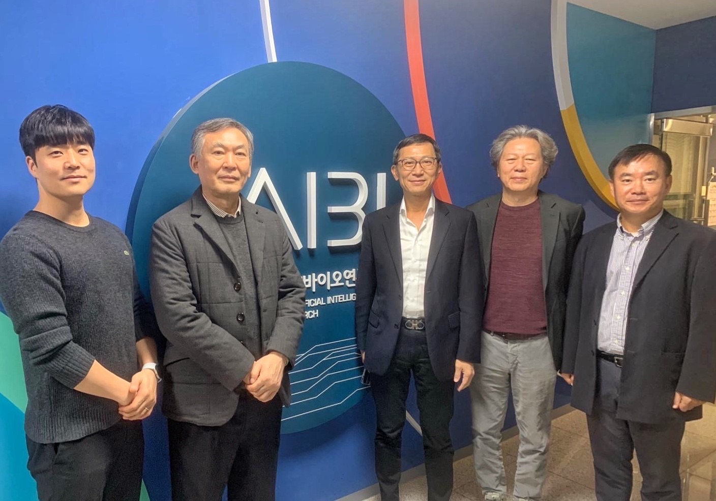 訊聯細胞智藥董事長蔡政憲博士（中）與韓國Metapore執行長Young Jeong（右一）共同宣布雙方將結盟，一起瞄準頗具潛力的醫學美容市場。（訊聯提供）