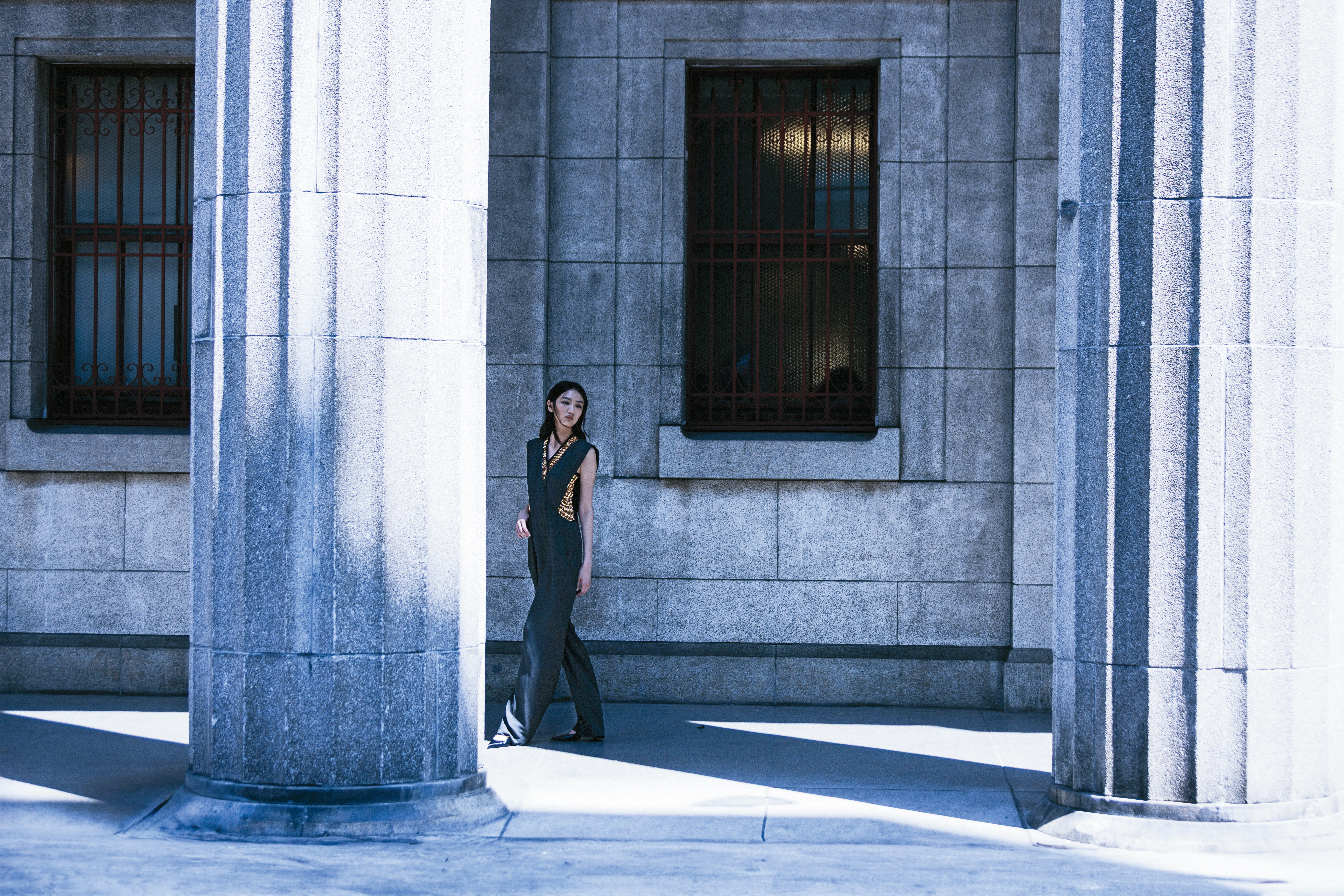 金色亮片背心 價格未定 by Louis Vuitton 背心式連身褲 價格未定 by Louis Vuitton CELINE JUDY牛皮革雙搭帶MARY JANE高跟鞋 NT$38,000 by CELINE。