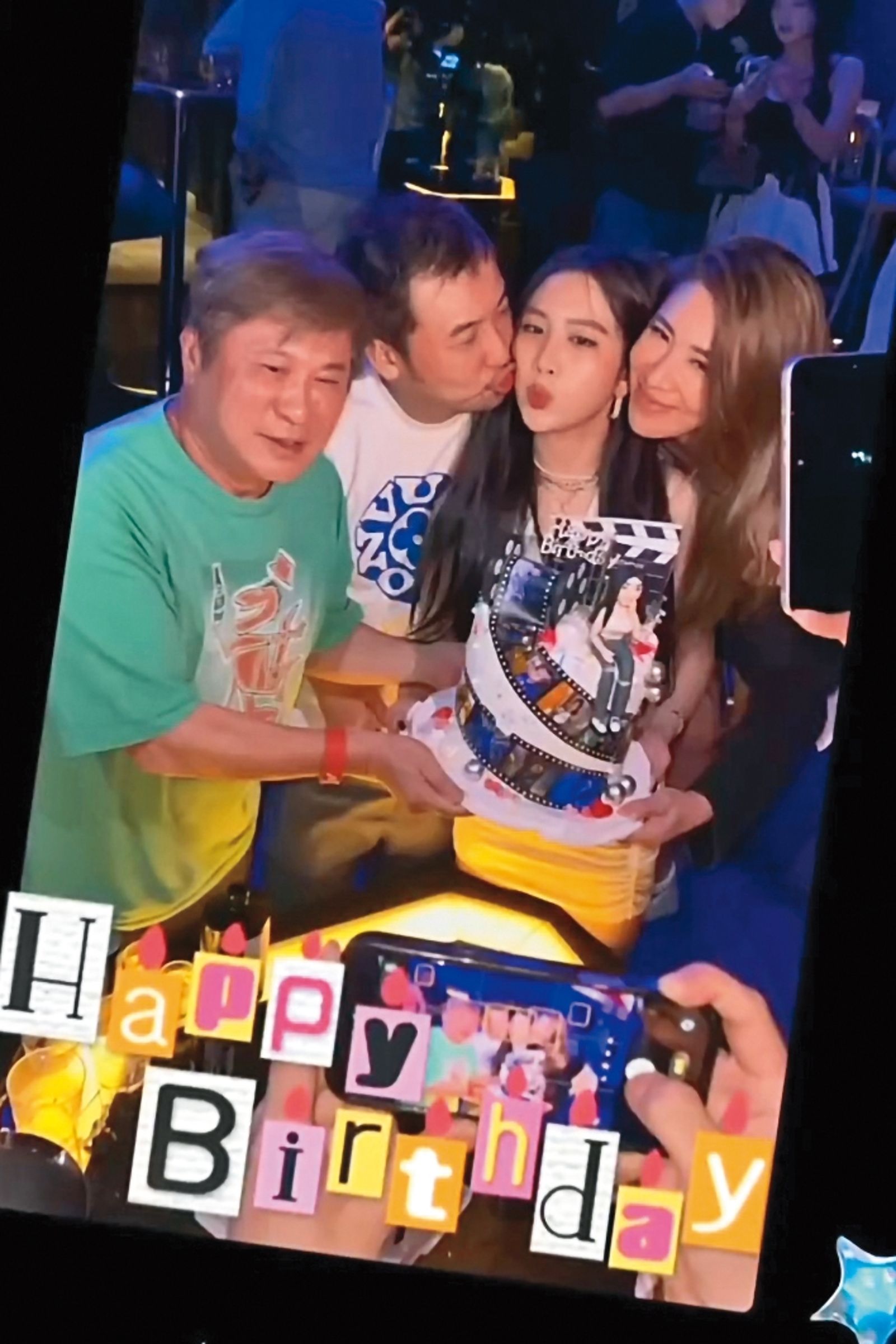 日前Emma（右二）過十八歲生日，阿公胡瓜（左起）、爸爸李進良、媽媽小禎難得齊聚一堂入鏡。（翻攝自胡小禎IG）