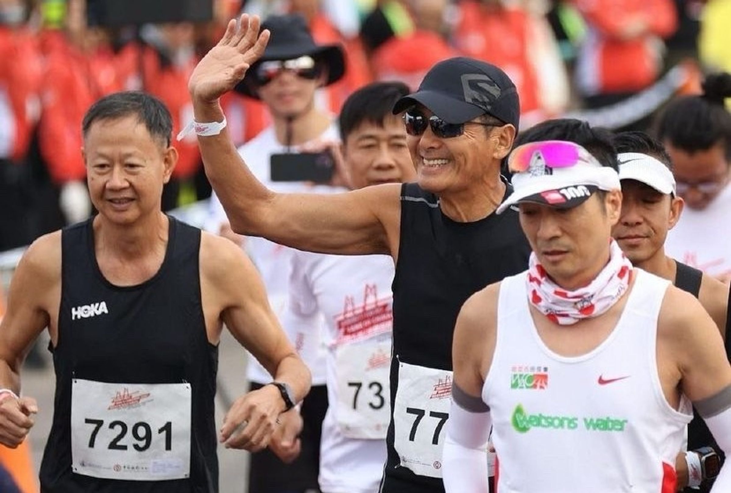 周潤發已多次參加馬拉松比賽，如今成績距離70至74歲組的世界紀錄僅差5分鐘。（微博圖片）