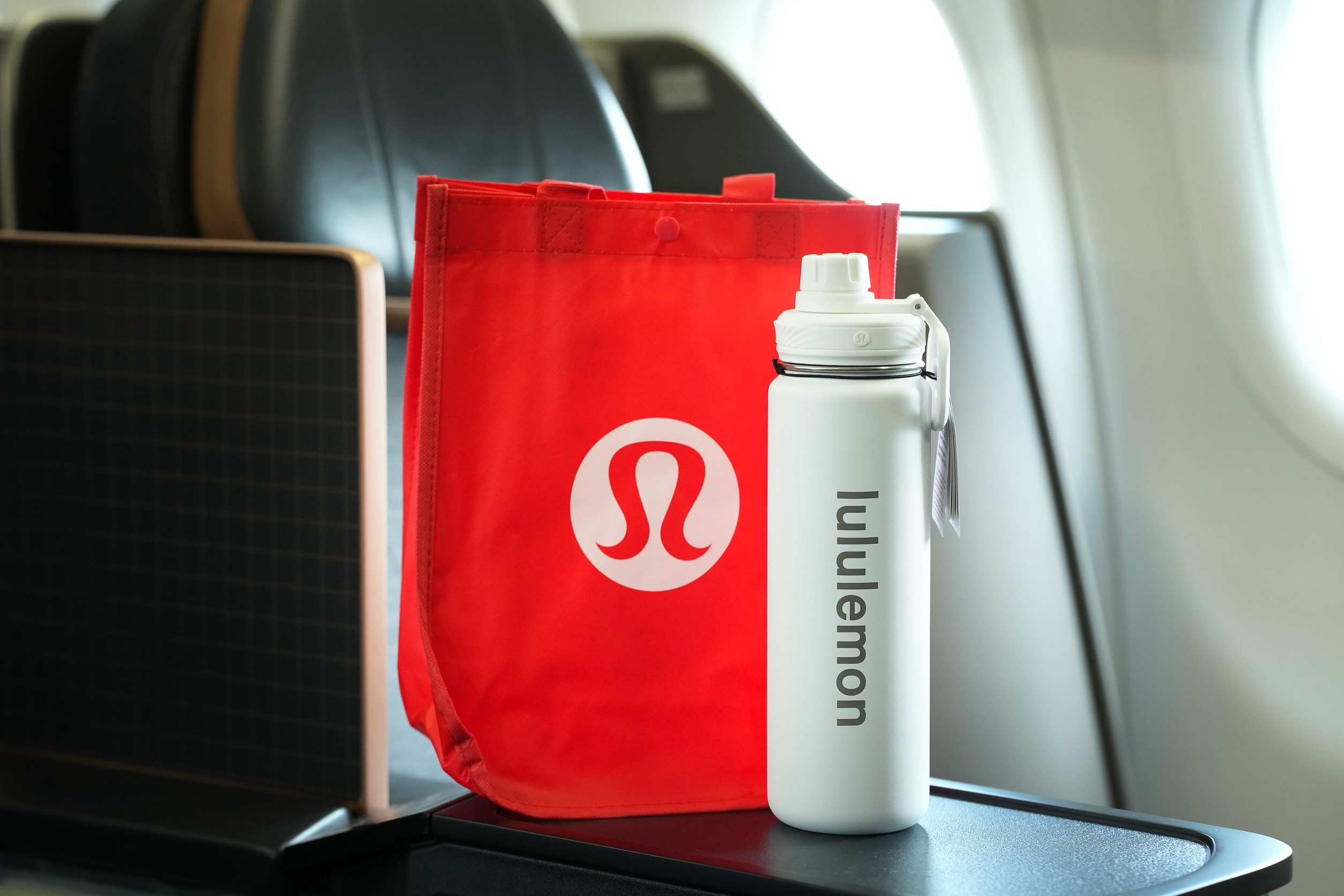 首航禮含lululemon運動水壺、三得利光采包、DJB印尼五日吃到飽eSIM及LINK MONSTER接駁車造型立體iCASH你等。（星宇航空提供）