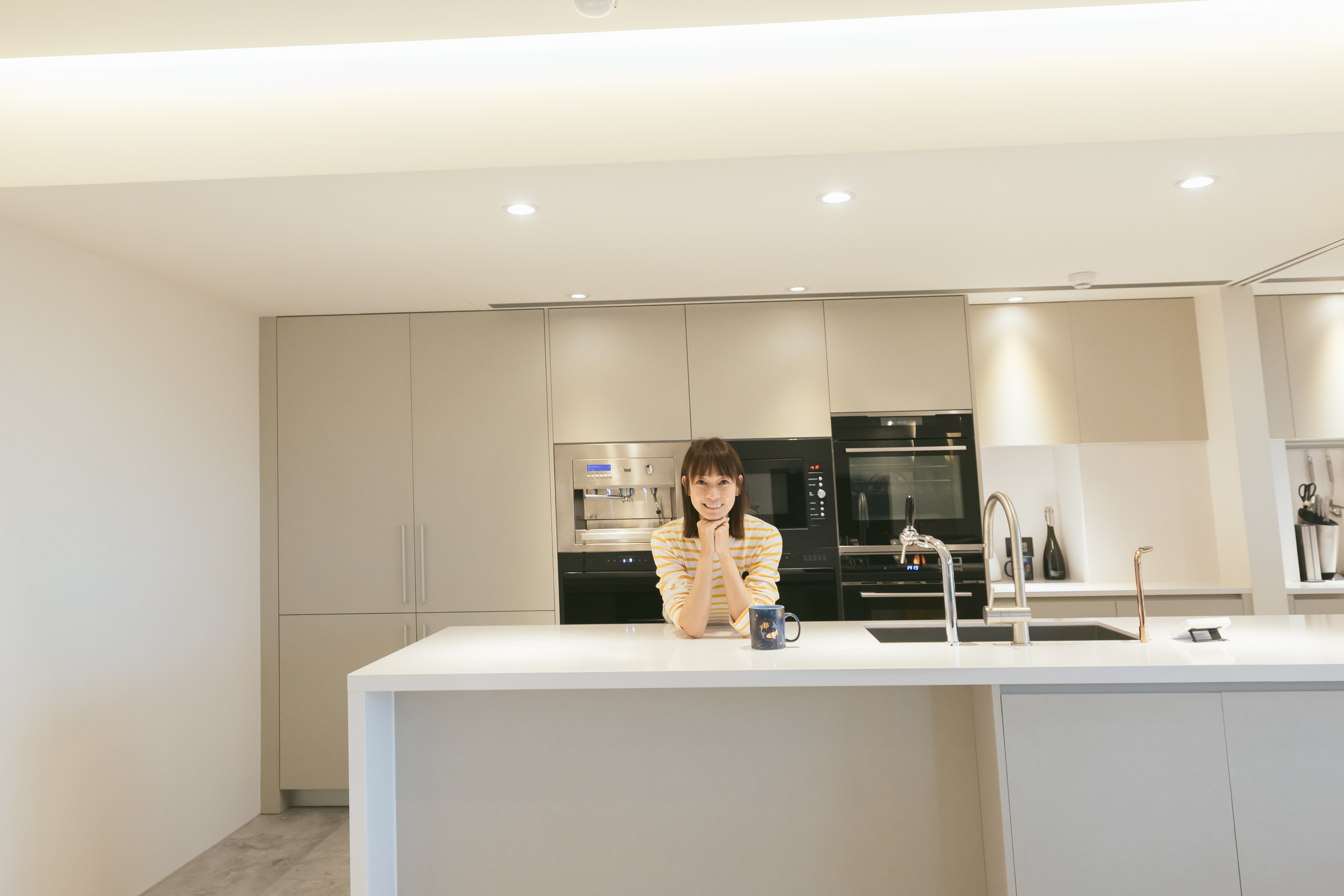 潘慧如第一次嘗試開放式廚房設計，為毛孩下廚也能看著他們的動態。（球狀星團娛樂提供）