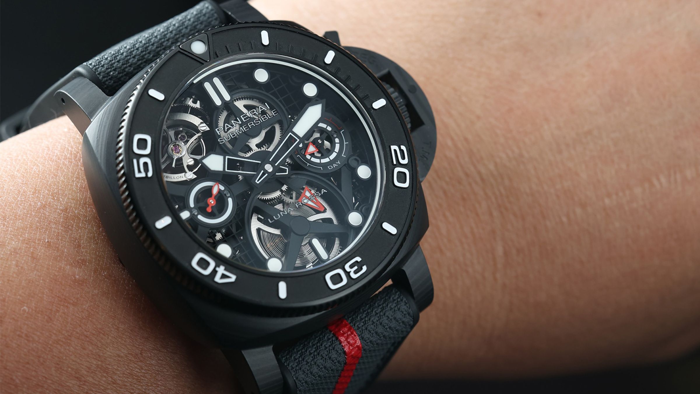 Submersible Tourbillon GMT Luna Rossa Experience Edition｜PAM01405／錶徑45mm／ Carbotech™材質／時、分、小秒、第二地時間、日夜指示；陀飛輪裝置／P.2015/T手上鍊機芯／防水300米／限量20只／定價NT$ 5,834,000（專賣店限定）
