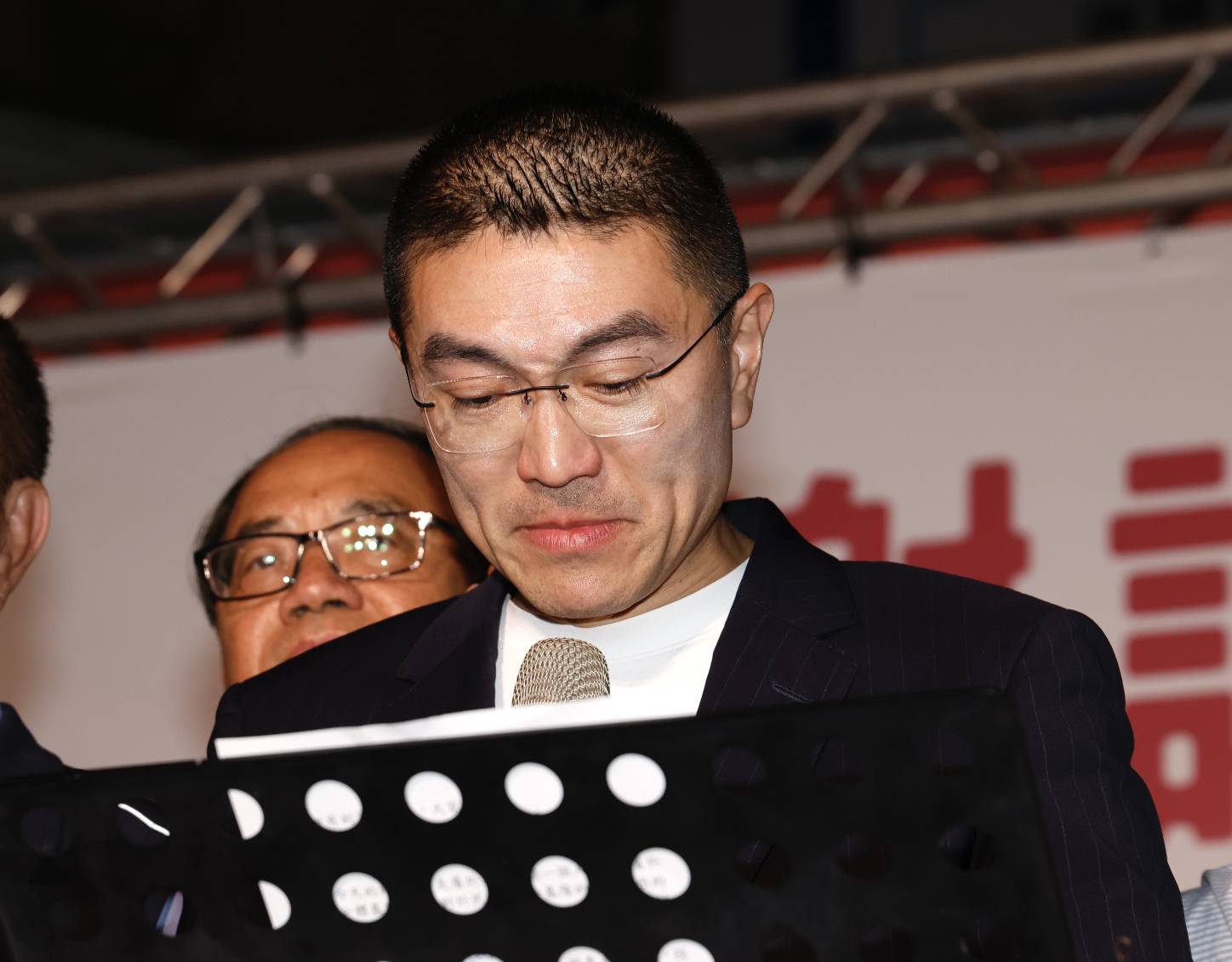開票結果公布後，勝利的謝國樑非常激動地哽咽發表演說。