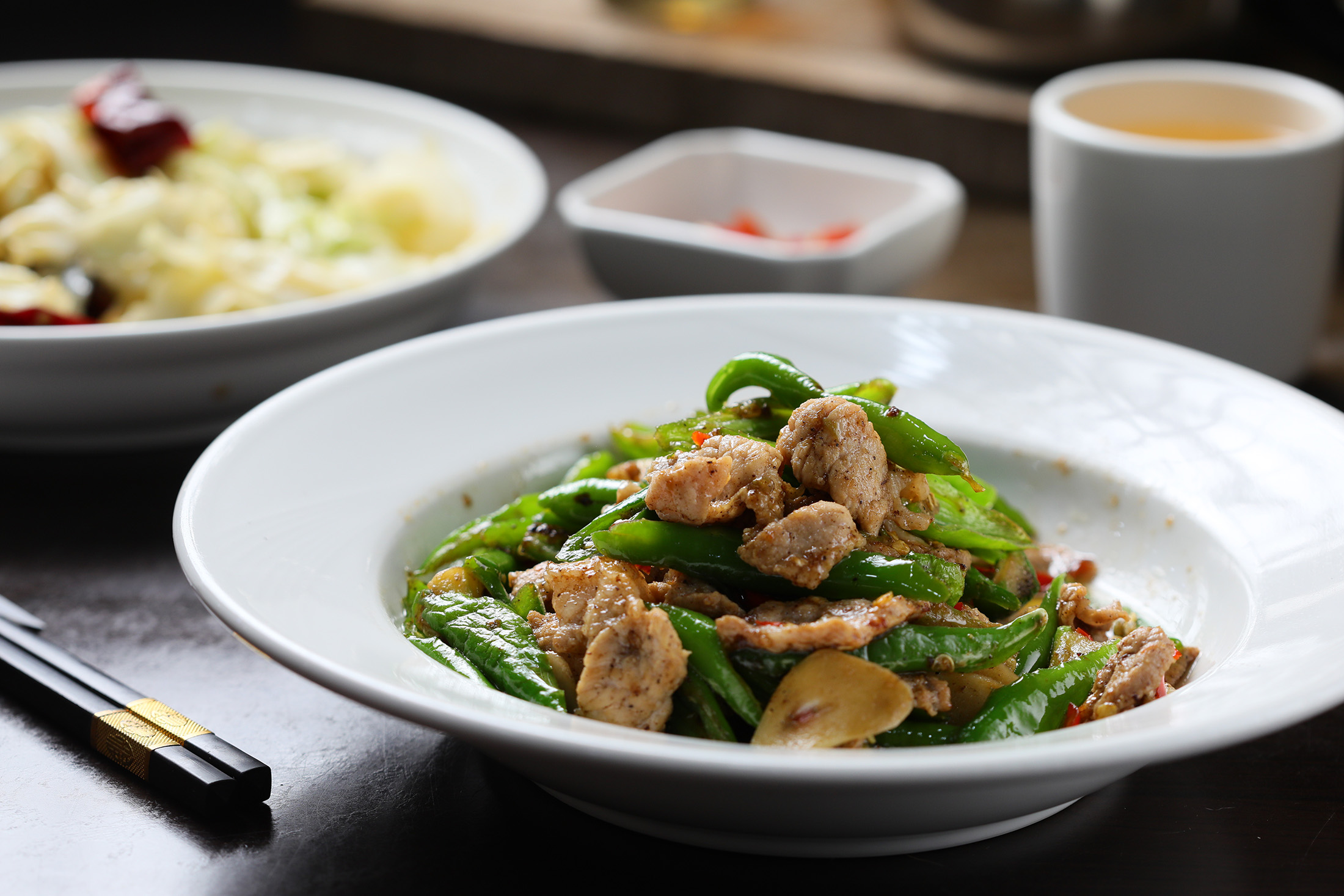 「農家小炒肉」放入鮮脆皮薄的牛角椒與豬前腿肉，醬香與辣香混合在一起，超級下飯。（360元／份）