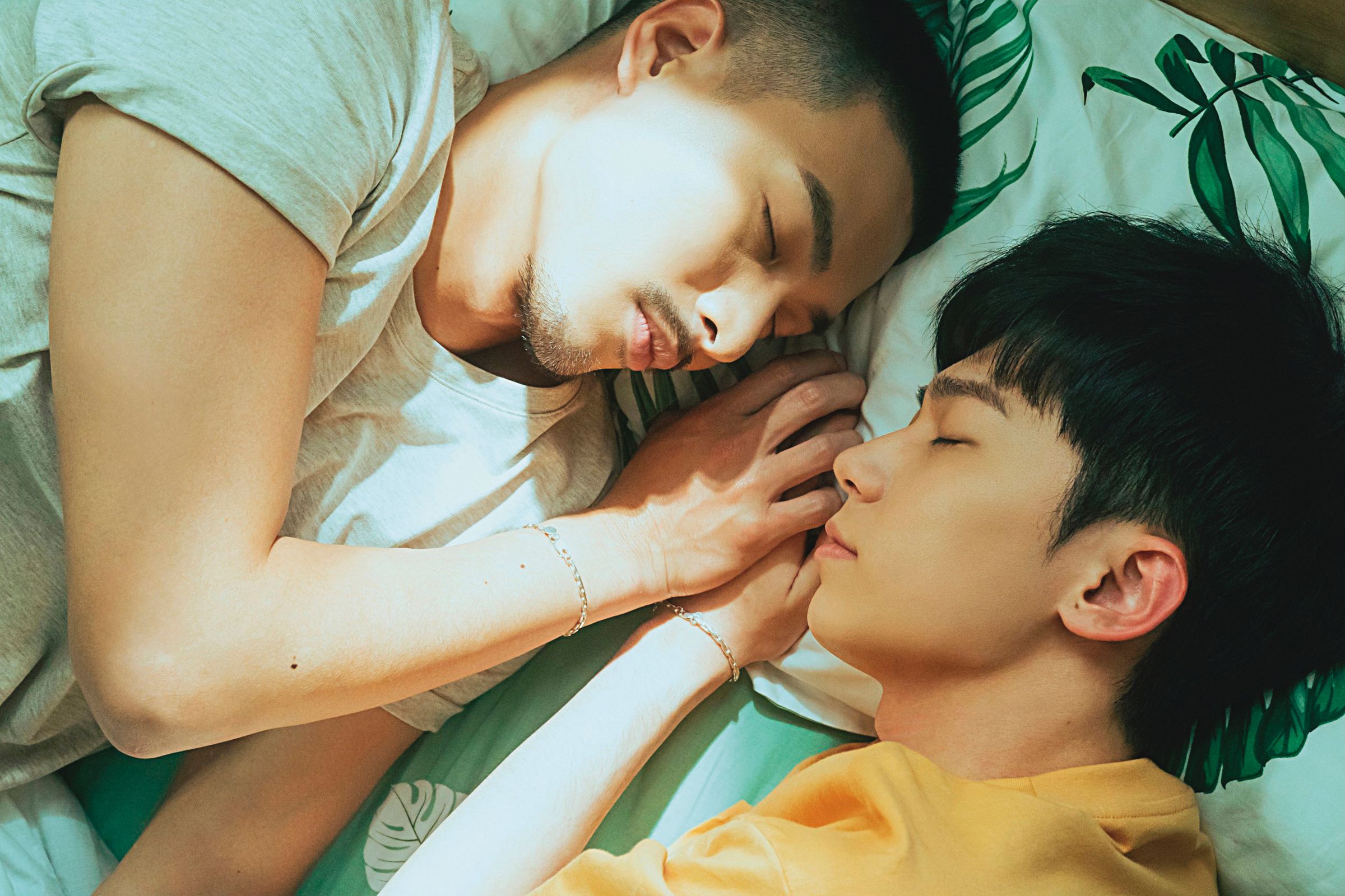 黃丞邦(左)去年在BL劇《保留席位》蓄鬍超齡演出,壓力頗大。(三立提供)