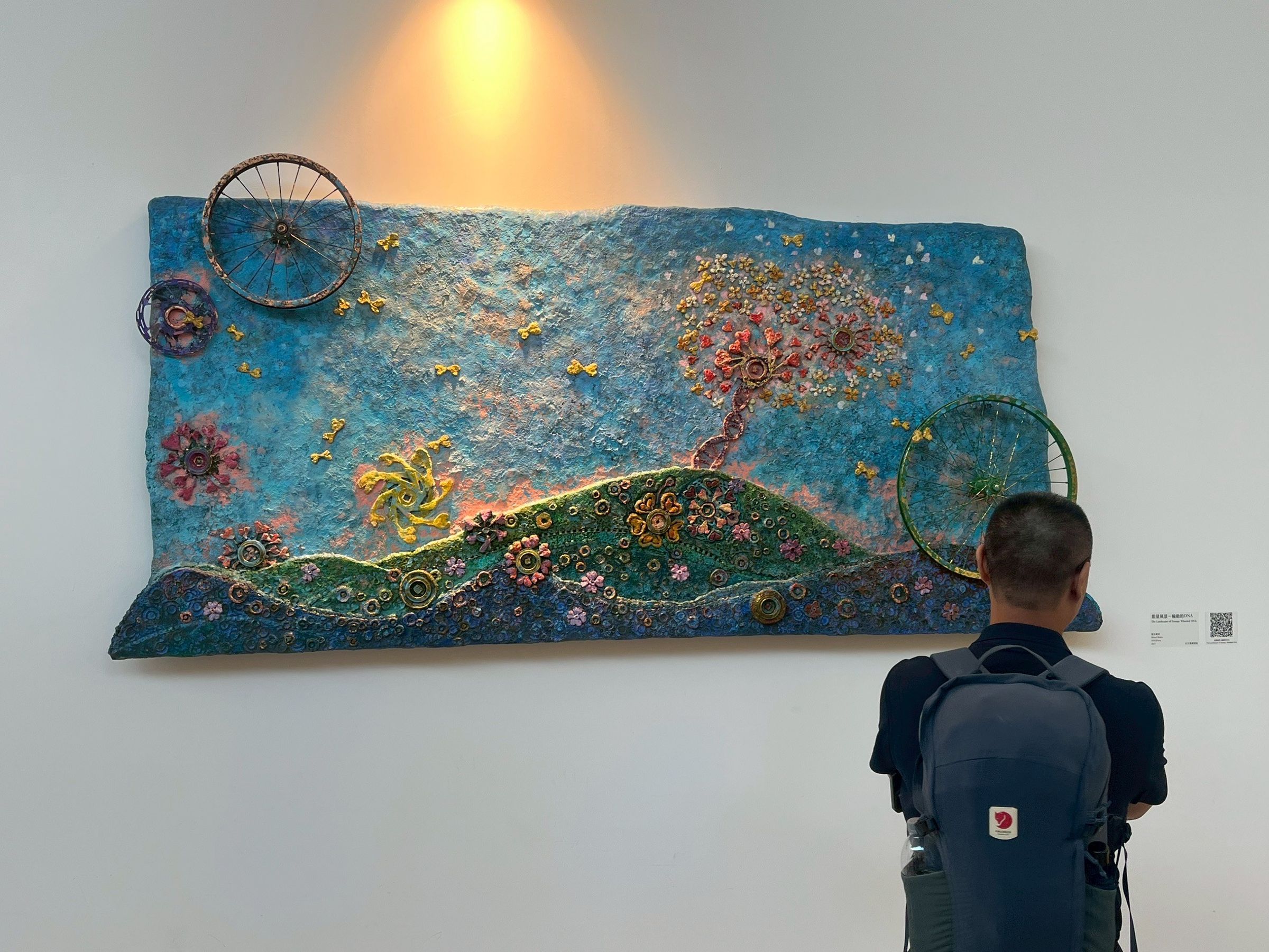 參加開幕嘉賓欣賞作品《能量風景：輪動的DNA》。（甘樂阿舍美術館提供）