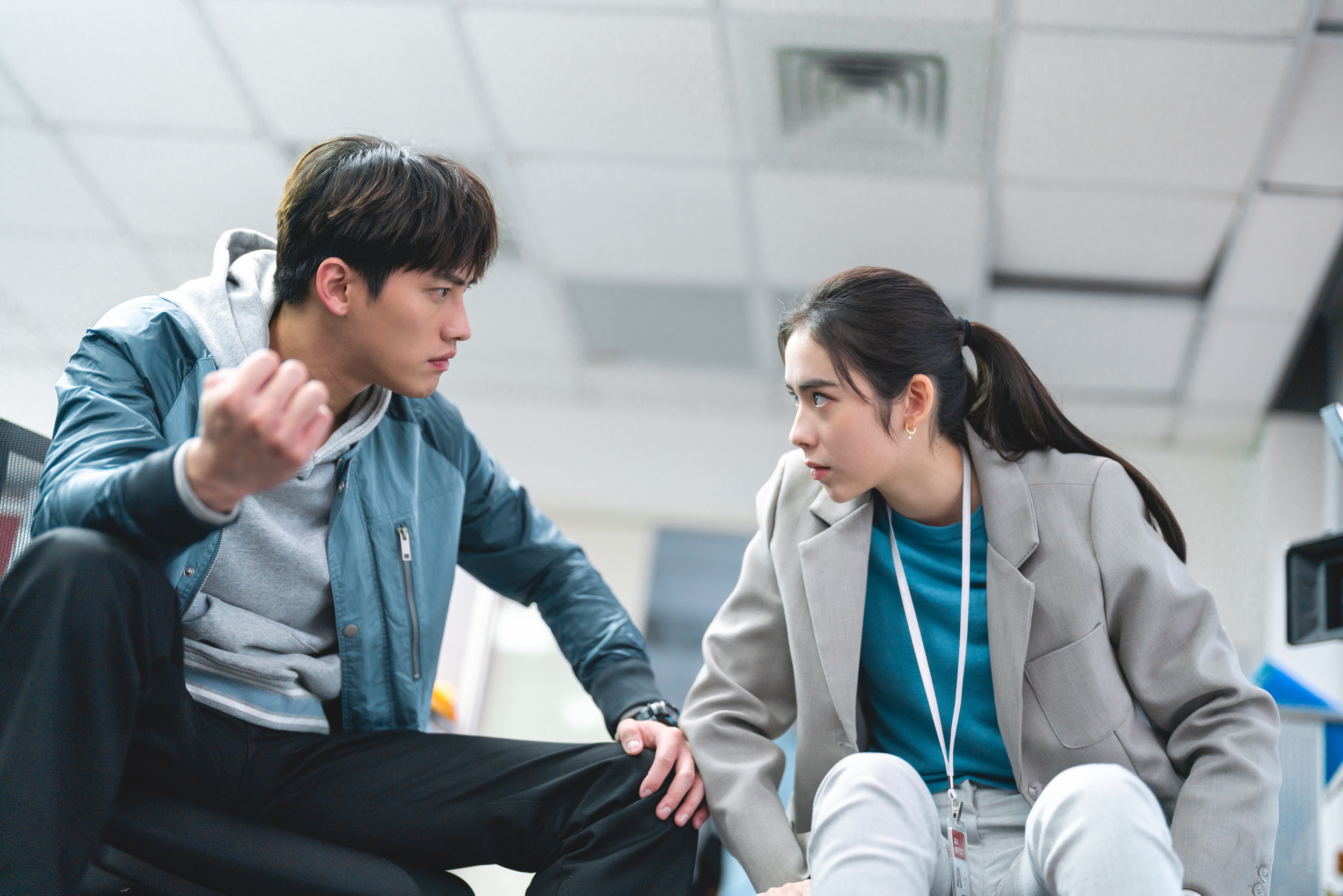 范少勳（左）與林奕嵐（右）飾演一對工作態度截然不同的歡喜冤家。（鏡文學提供）