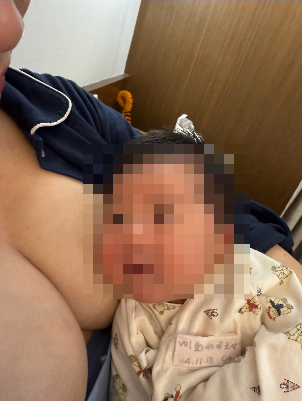 玉兔照常在社群分享育兒經，曬出女兒望向的超萌神情。（翻攝自玉兔 鄭如吟 臉書）