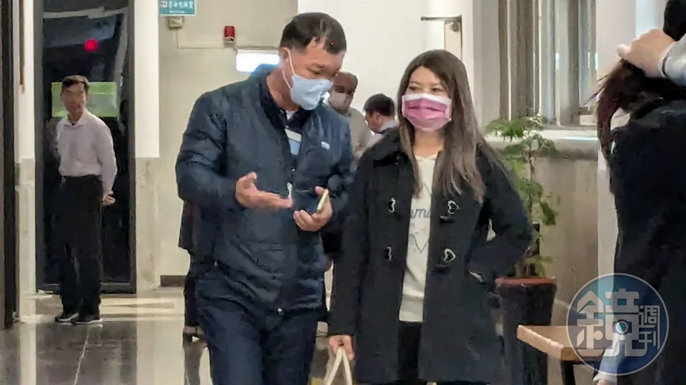 林妻（右）曾在二審出庭辯稱表格是自己做的，與他人無關。 （本刊資料照）