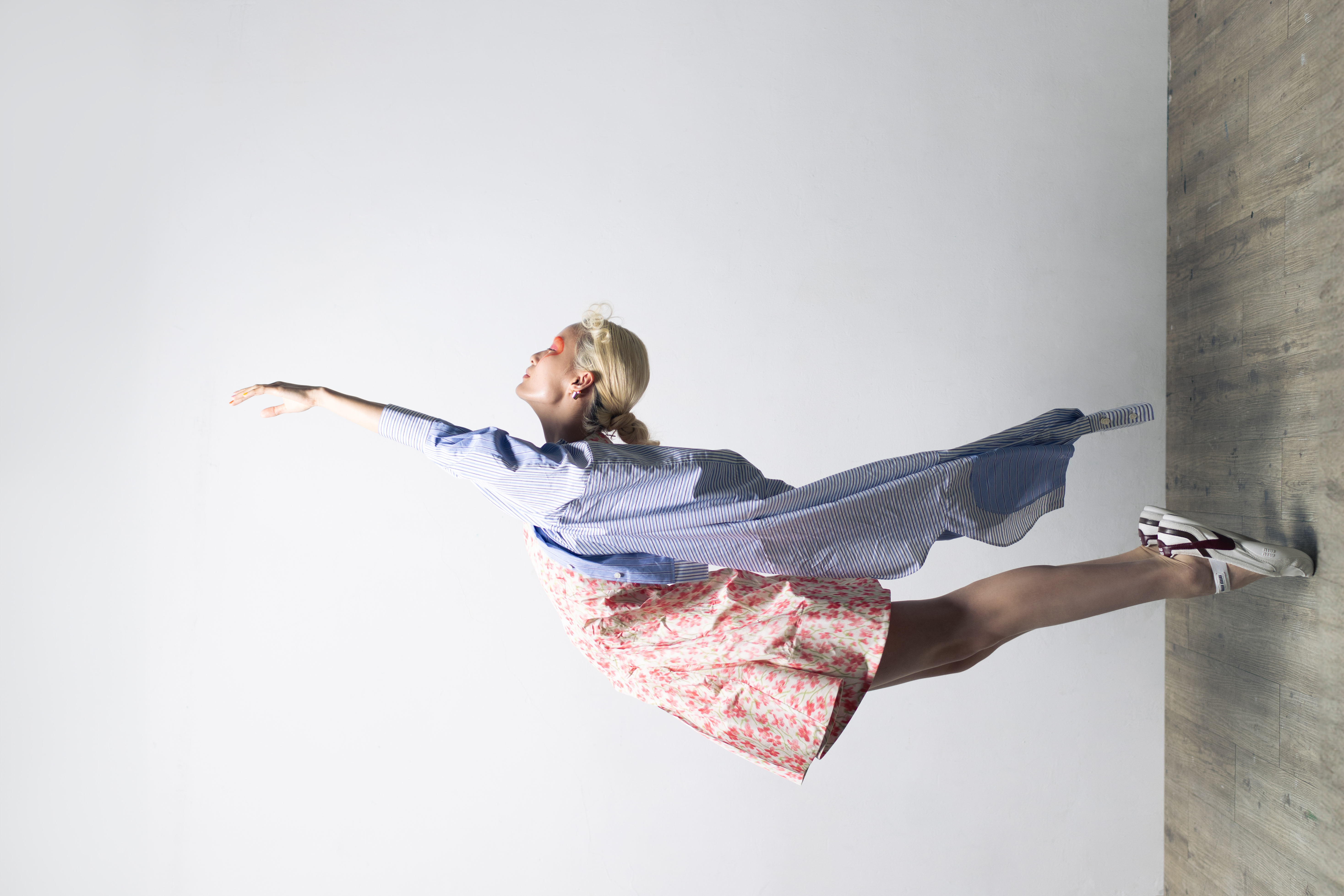 藍色拼接條紋襯衫 $34,600 by Stella McCartney／粉色花朵洋裝 NT$94,000 by LOEWE／瑪莉珍運動鞋 NT$35,000 by MIU MIU／FORMES ABSTRAITES圈形耳環 價格店洽by CELINE。