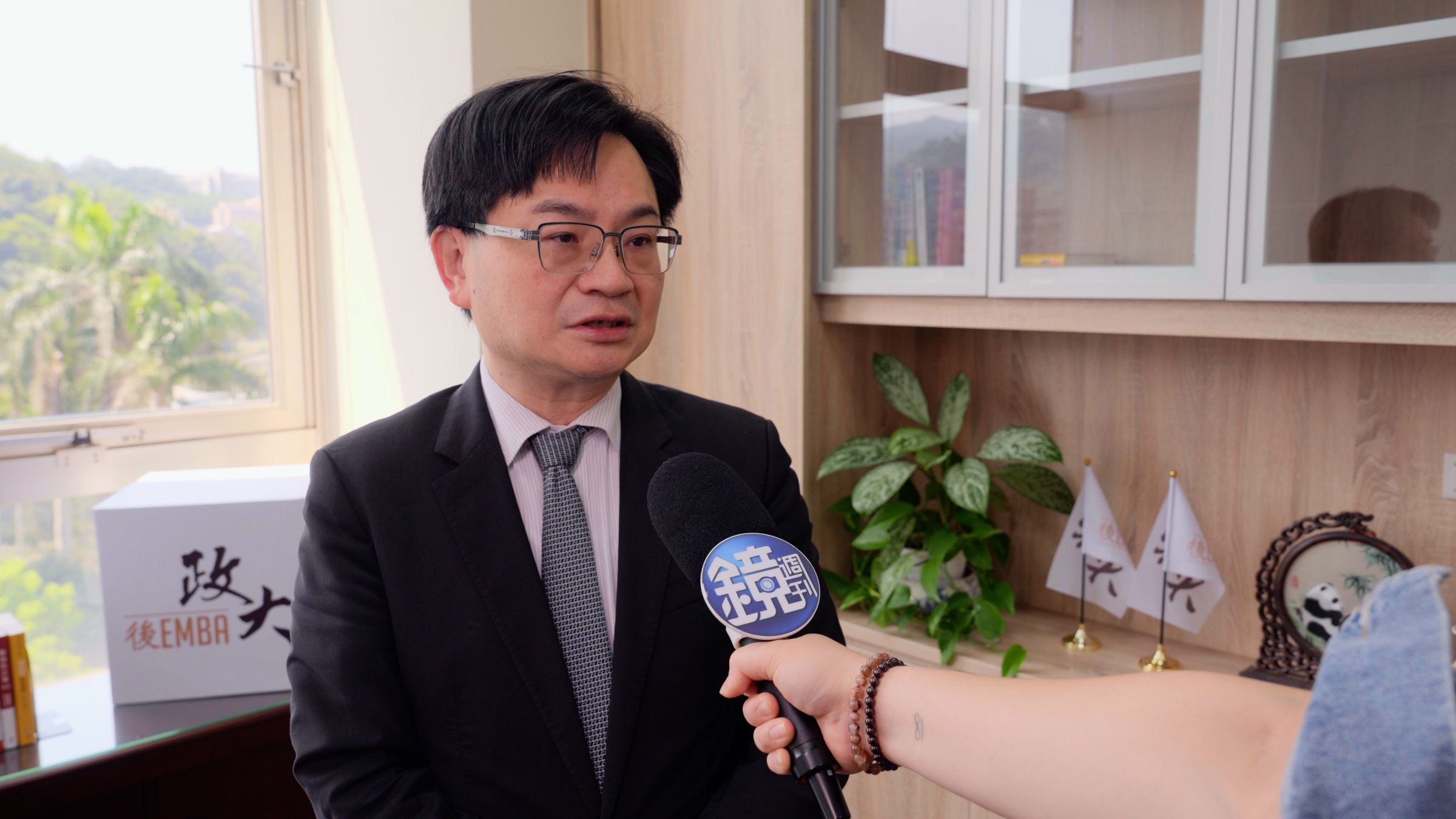 財經教授周冠男分享，其實房地產的報酬跟股票差不多，而微型商辦有更好的租金優勢，是很好的投資標的。
