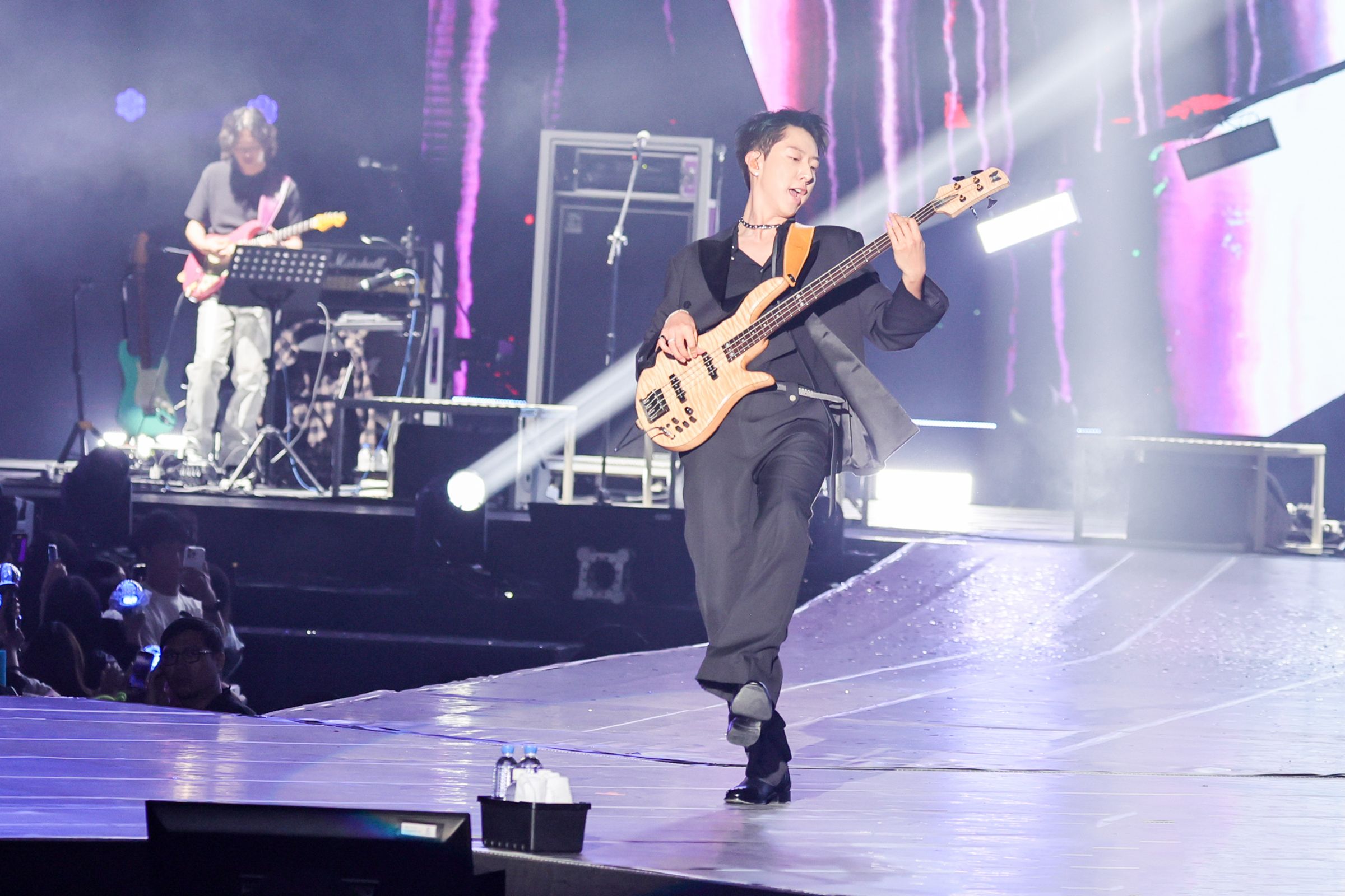 CNBLUE貝斯手李正信昨天被粉絲的湯匙創意逗笑。（COME ON JKSSP 提供）