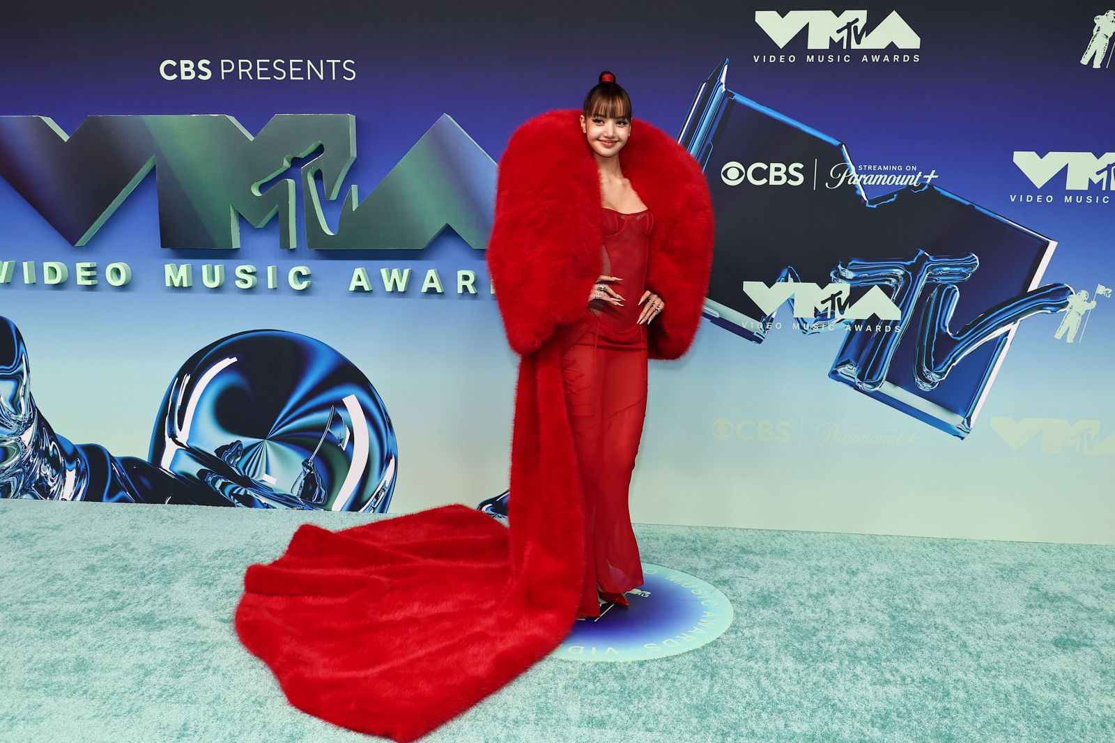 LISA紅外套超搶眼 MTV音樂錄影帶紅毯爭霸