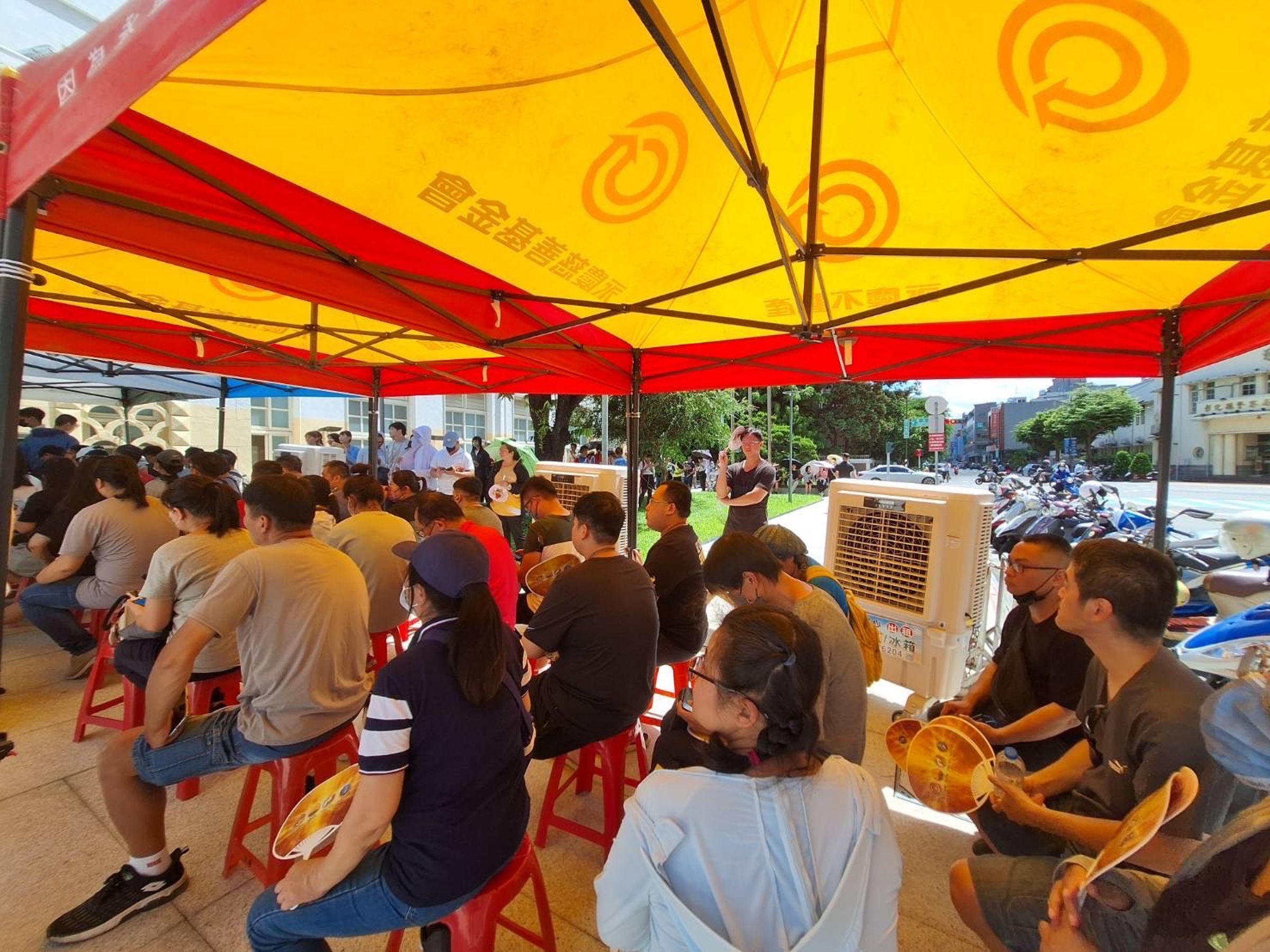 活動現場貼心搭建遮陽帳棚，為熱心捐血民眾提供等待場地。（永慶房產集團提供）