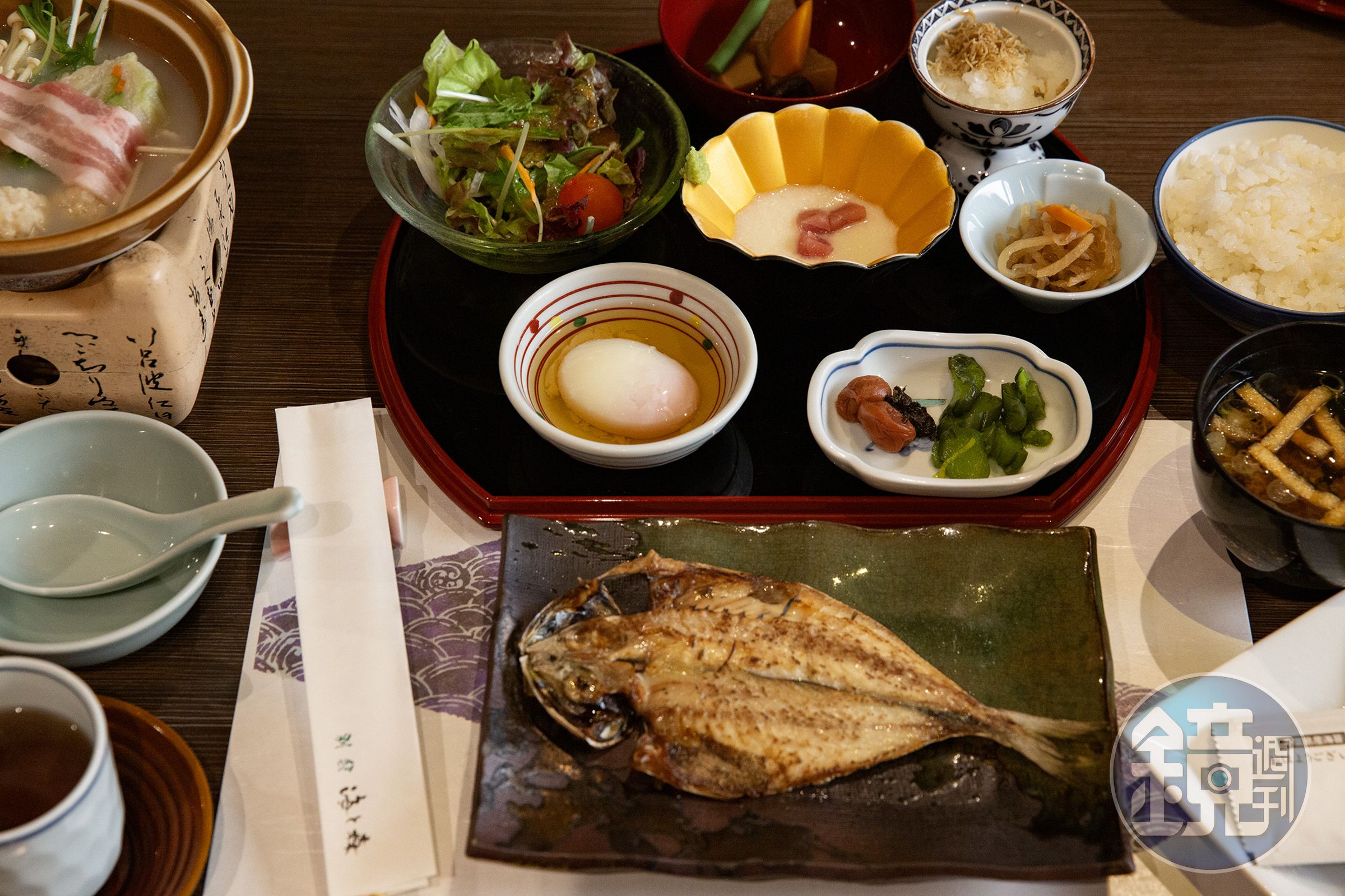 旅館的日式早餐內容豐富,除了各種小菜,還有一夜干、兩種湯品等。