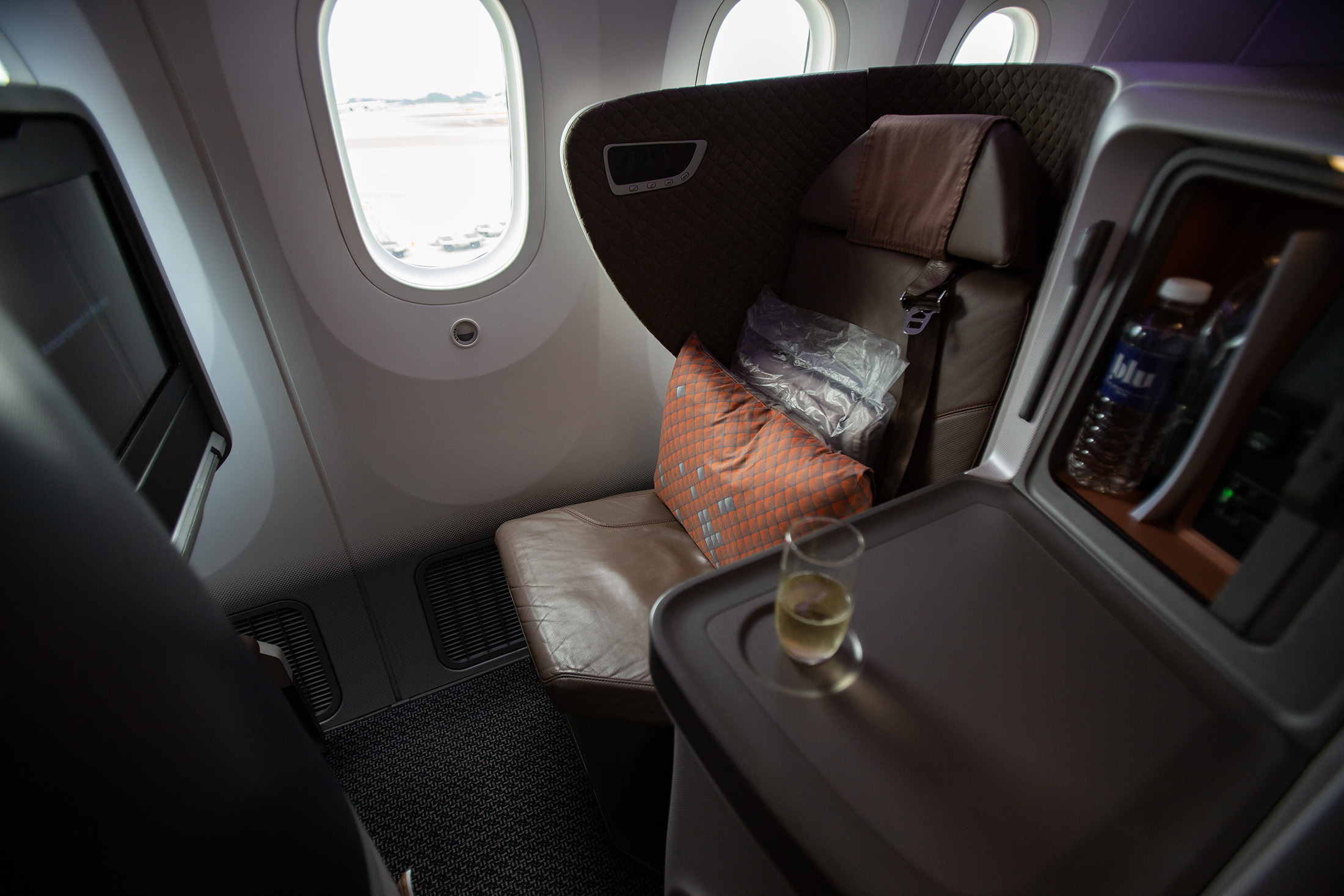 座位上沒有過夜包,是我一坐下就注意到的細節,也成了理解新航服務哲學的起點。