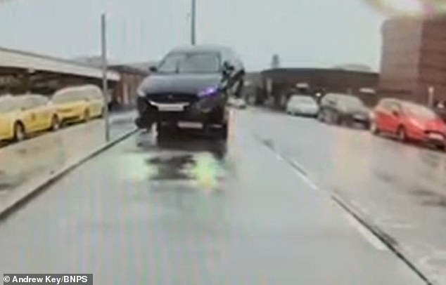 商人開Jaguar名車真的「捷豹」！暴衝硬上保時捷、撞特斯拉，震撼影片曝光。（翻自《每日郵報》）