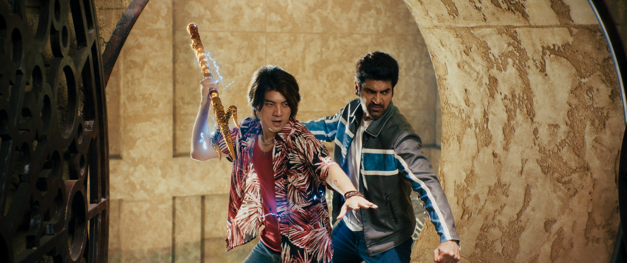 林哲熹與阿建巴吉瓦在片中傳承驅魔神力,具備電、火的元素,身上充滿藍色電流,拿起充滿電流的三叉戟英勇奮戰。(光盛影業提供)