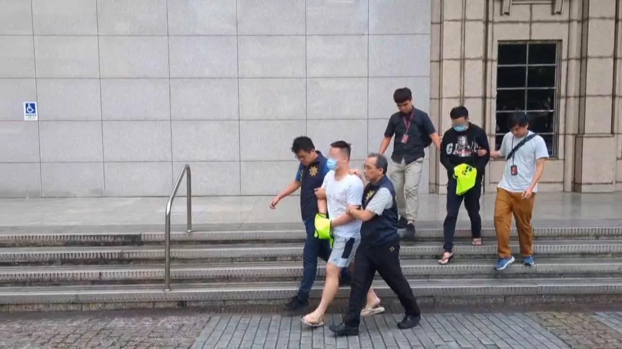 警方同步對集團幹部執行拘提、搜索。(翻攝畫面)