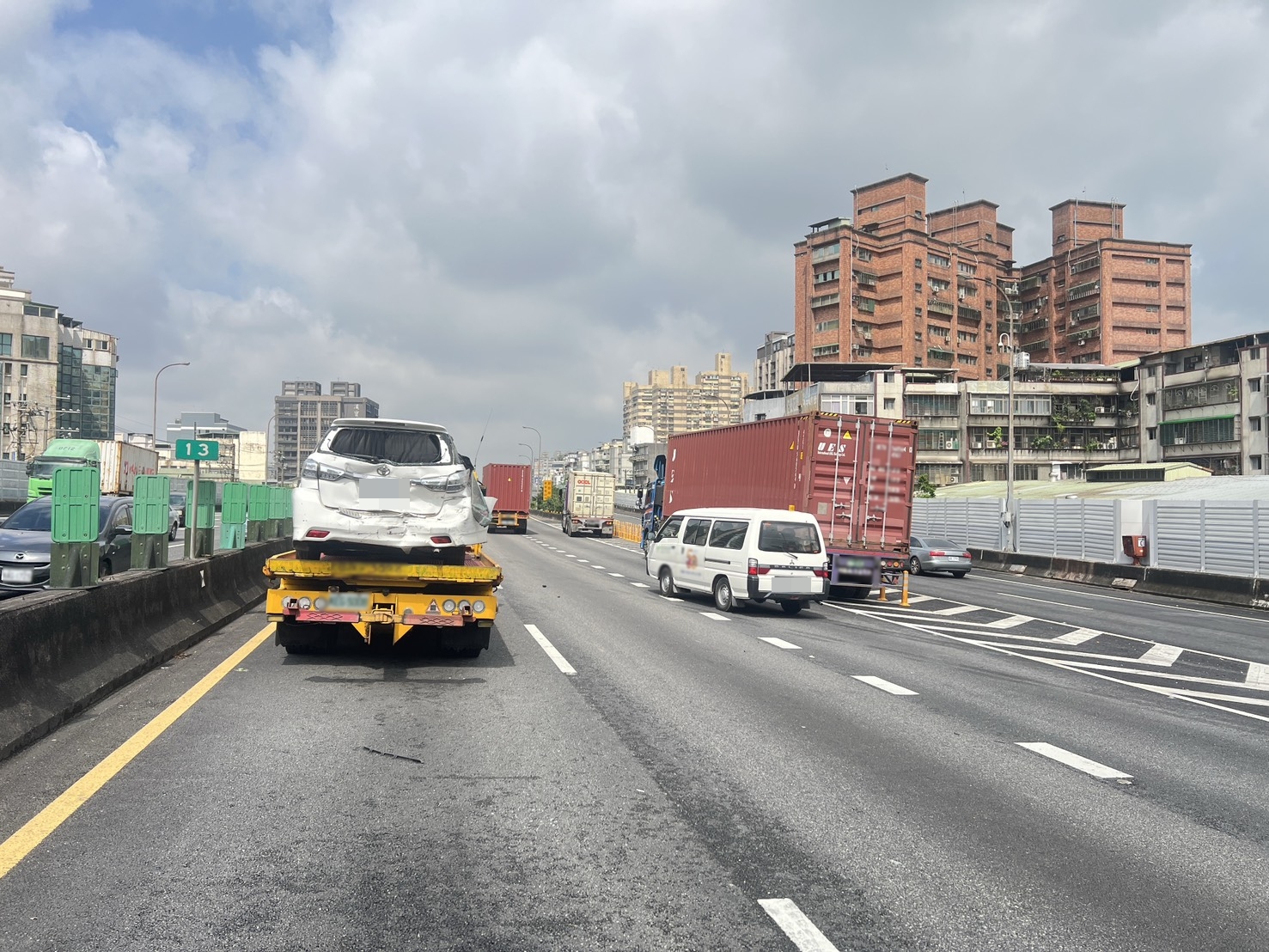 國道1號汐止段今早發生5車連環撞事故，警方及相關單位到現場協助排除。（翻攝畫面）