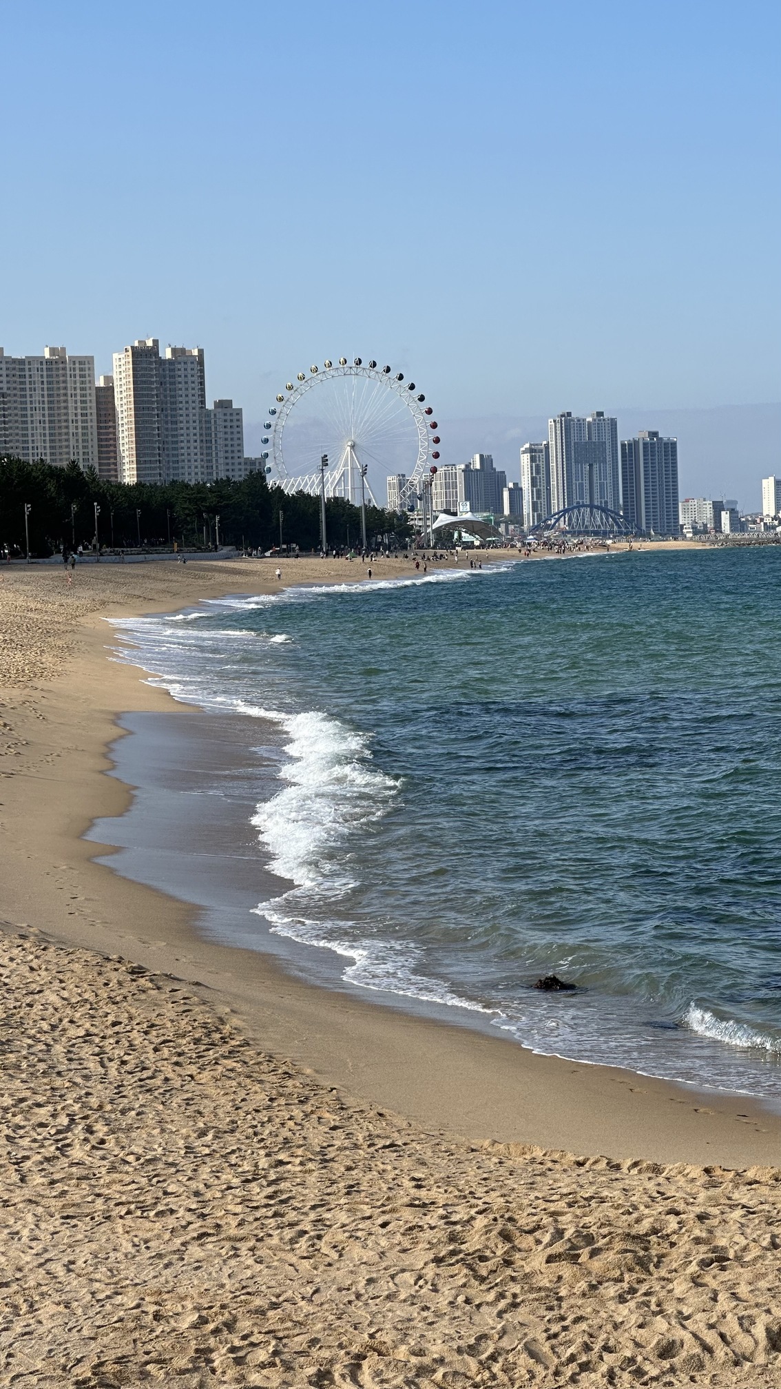 束草海水浴場的景色吸引許多人在此玩沙戲水。