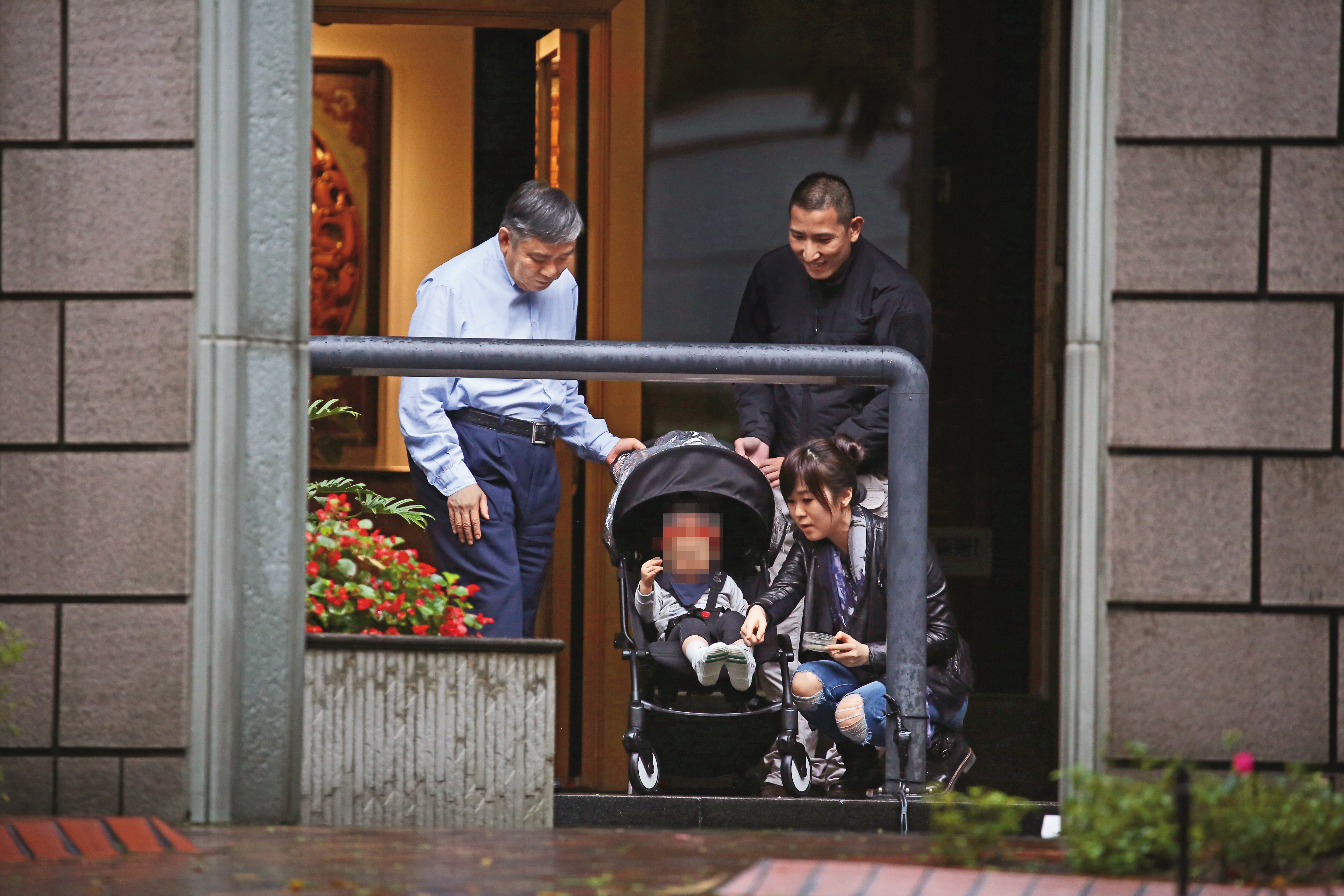 王文洋與女兒王思涵同住御之苑豪宅，過著含飴弄孫的生活，近來因認親官司傷神。