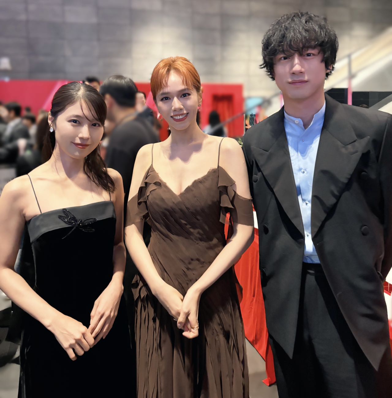 有村架純（左起）、夏于喬、坂口健太郎在紅毯合影。（牽猴子提供）