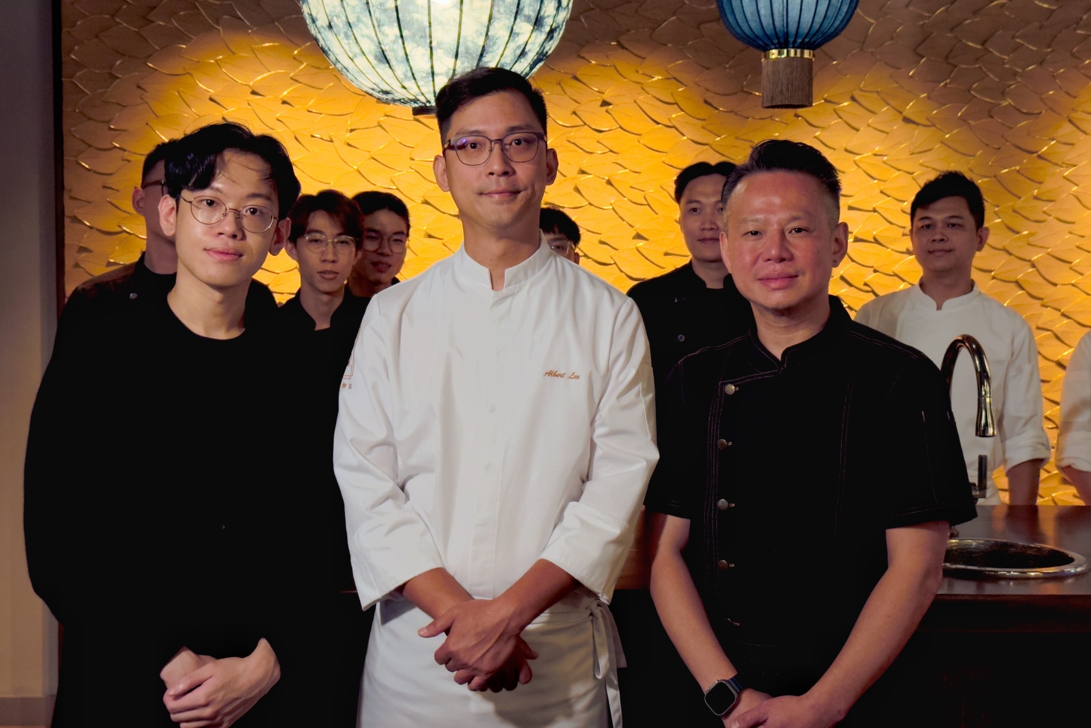 《循香入席》由「元紀・台灣菜」主廚李彥錡（中）與「鳥苑 Torien Yakitori」主廚湯仲鴻（左）、「芏 Astēa」創辦人黃心皓（右）共同合作設計菜單與搭配飲品。