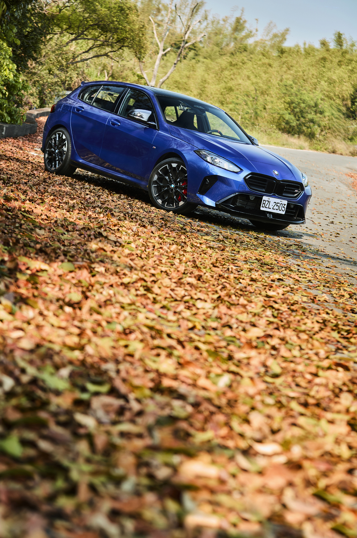 新一代的BMW M135 xDrive依舊堅守其鋼砲初心，雖然售價不菲且市場定位小眾，但她就如同一匹剽悍的小馬，外表精緻卻充滿爆發力，展現出難以忽視的魅力。