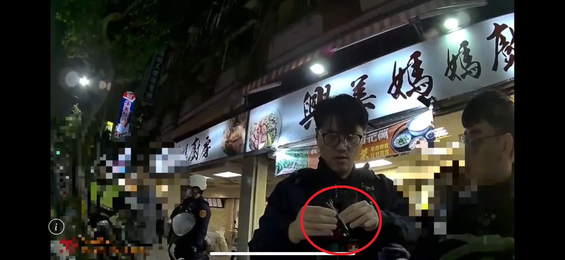 警方事後查扣吳男欲藏的折疊刀。（翻攝畫面）
