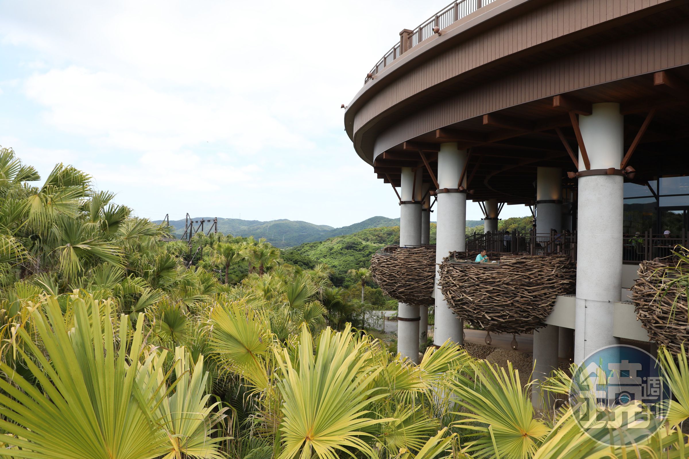 「PANORAMA DINING」獨特的鳥巢露天座位能俯瞰樂園全景,以沖繩在地食材入饌,也是一大亮點。