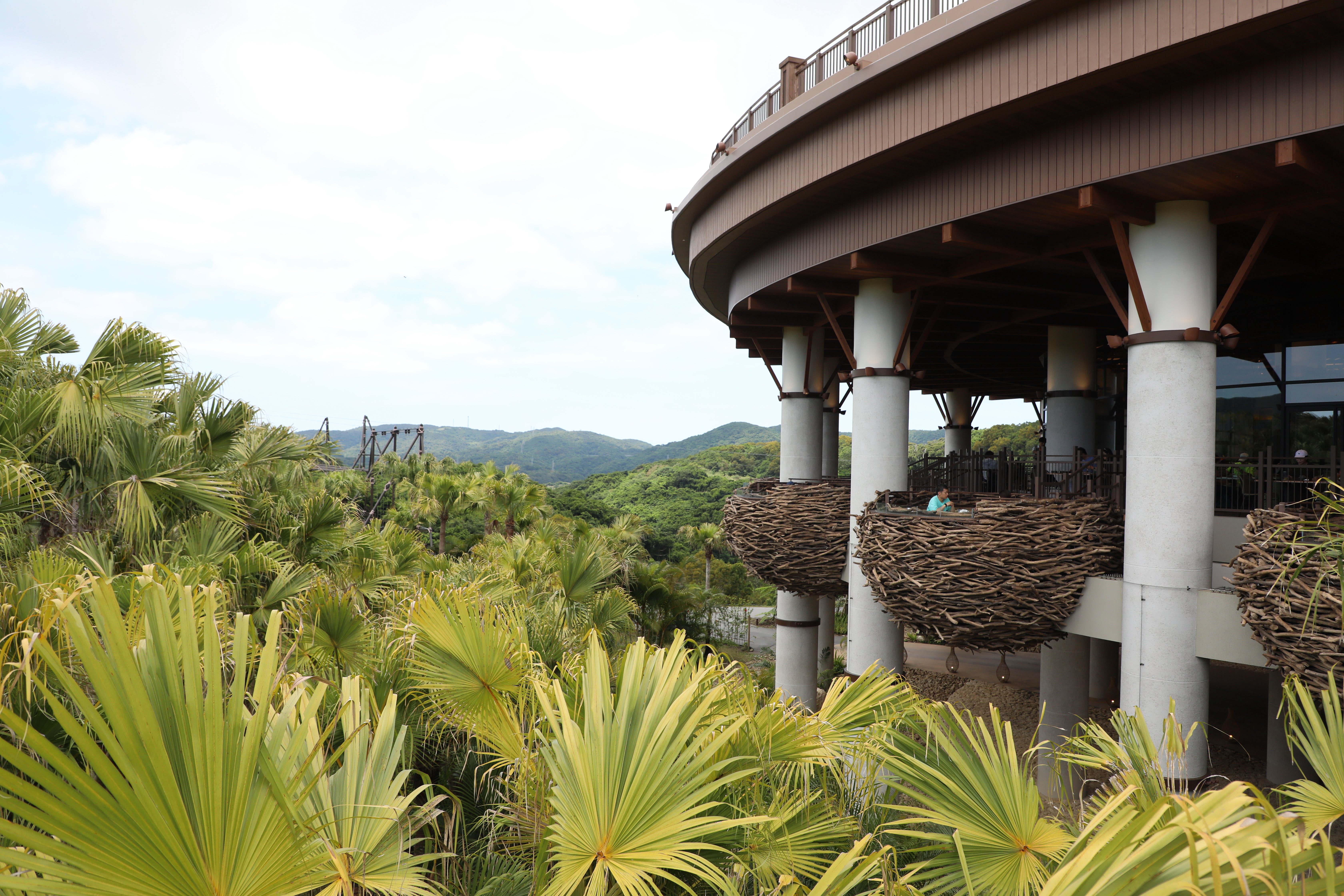「PANORAMA DINING」獨特的鳥巢露天座位能俯瞰樂園全景，以沖繩在地食材入饌，也是一大亮點。