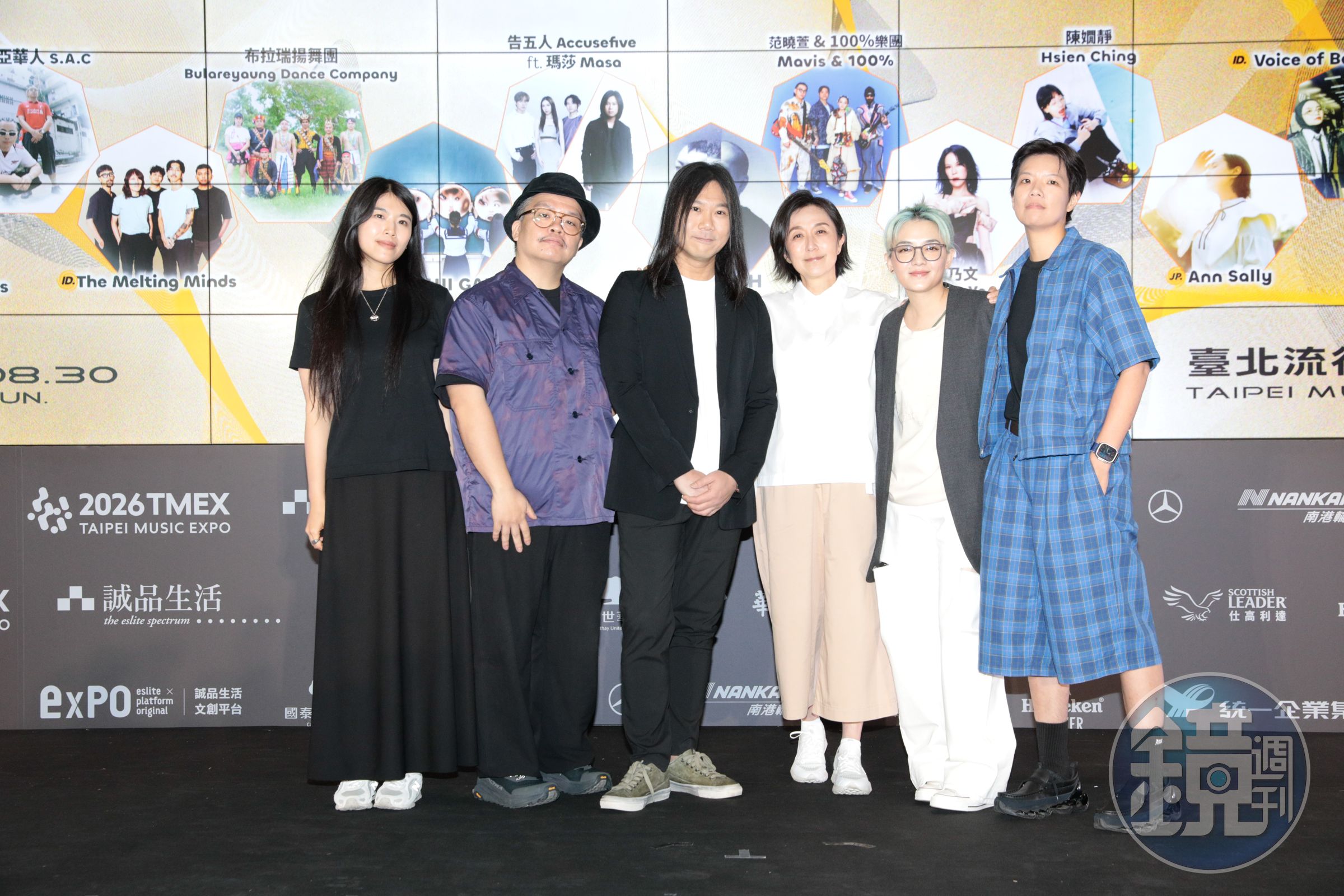 黃韻玲(中)率共同策展人范曉萱(右二)、五月天瑪莎(左三)、顏社主理人迪拉胖(左二)等黃金團隊合體造勢。