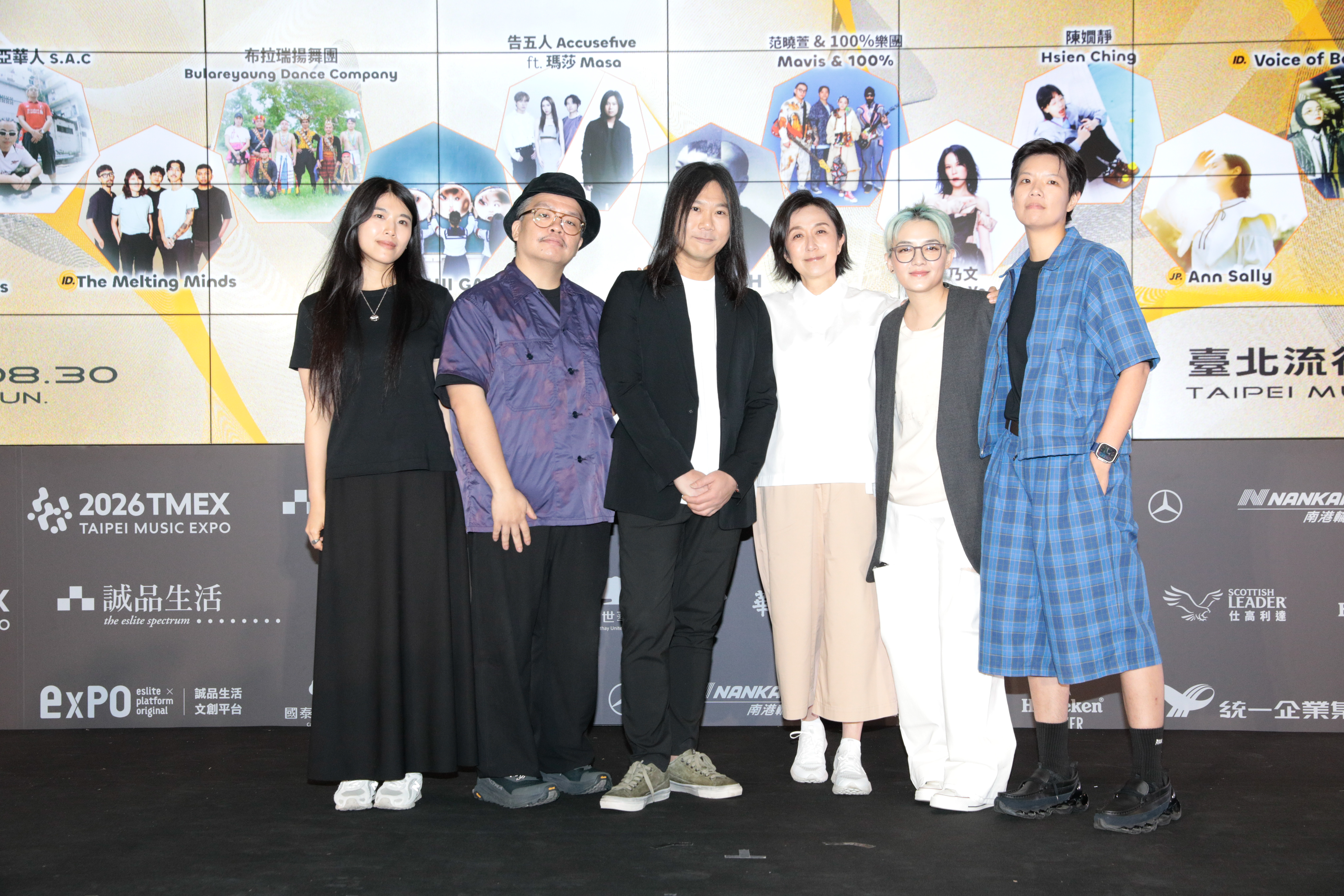 黃韻玲（中）率共同策展人范曉萱（右二）、五月天瑪莎（左三）、顏社主理人迪拉胖（左二）等黃金團隊合體造勢。