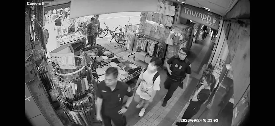 國三生行凶後打電話自首,警方到場將人帶回。(翻攝畫面)