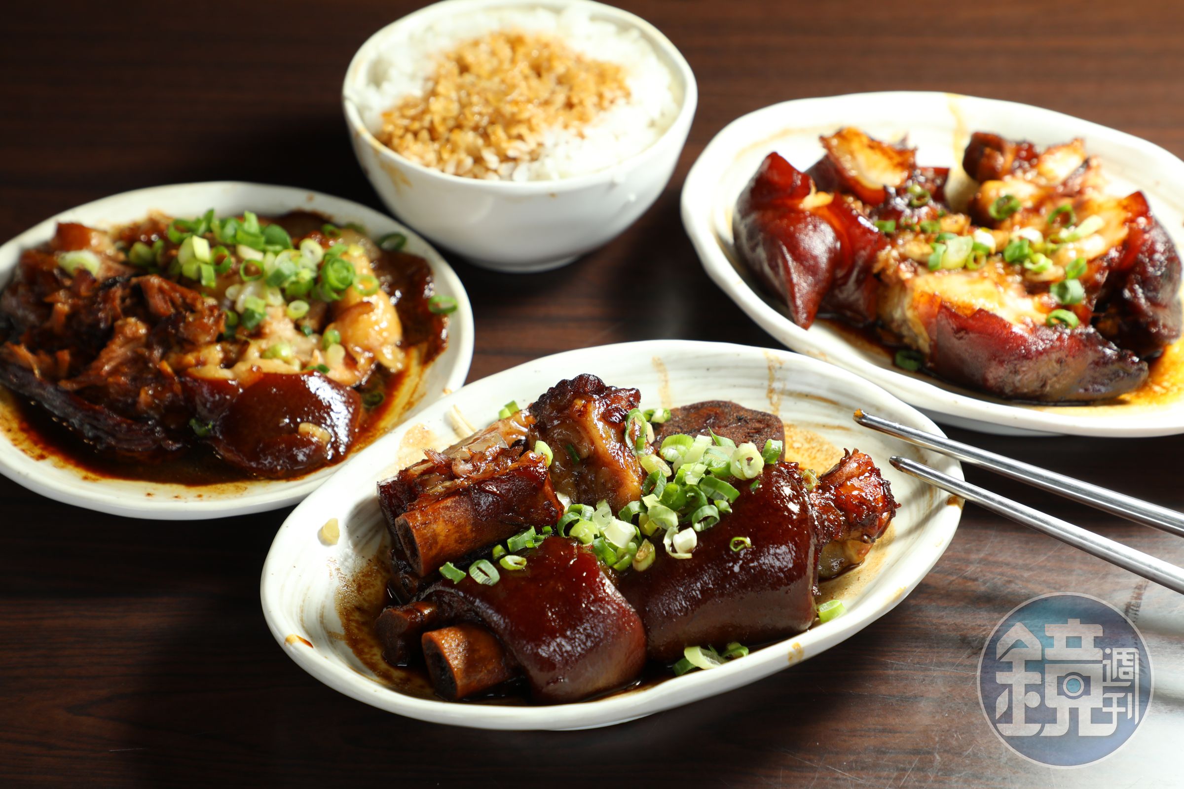 老牌張豬腳的「中段」（中，130元／份）「腿蹄」（右，115元／份）、「腿庫肉」（左，130元／份）各有愛好者。