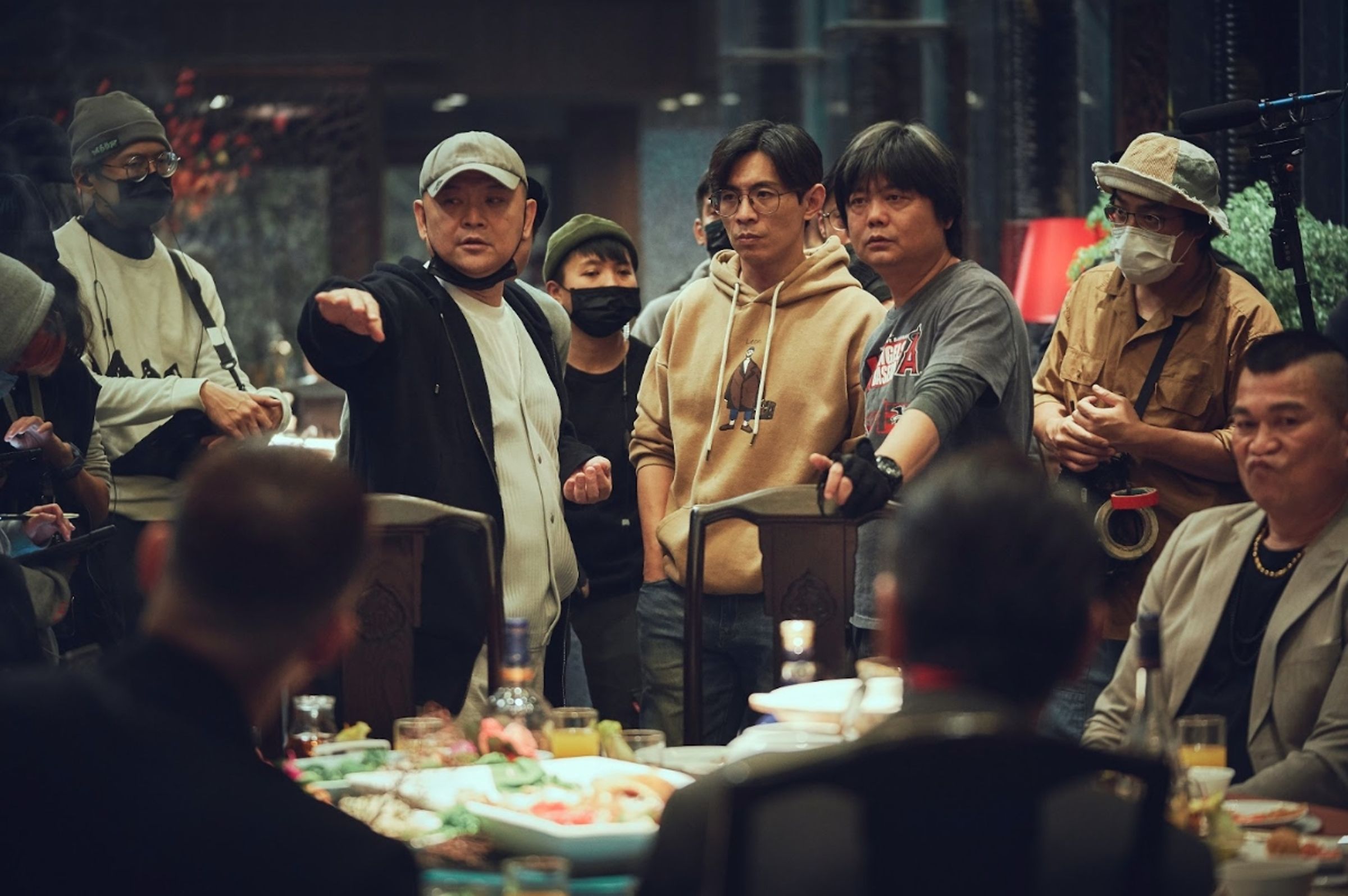 監製張威縯（左2）與導演姚宏易（右3）、姜瑞智（左4）在拍片現場討論。（曼尼娛樂提供）