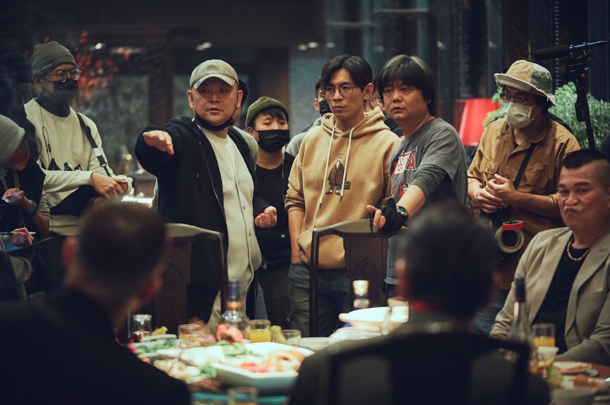監製張威縯（左2）與導演姚宏易（右3）、姜瑞智（左4）在拍片現場討論。（曼尼娛樂提供）